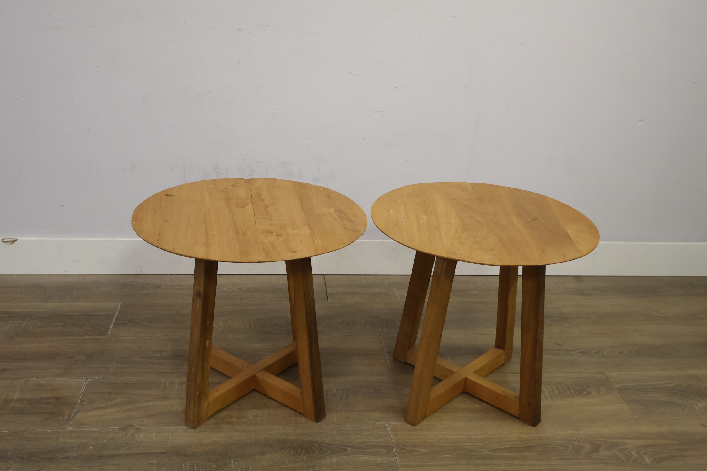 Set van 2 ronde houten bijzettafels – foto 3 – kavel bij GSD Auctions, Zoeterwoude