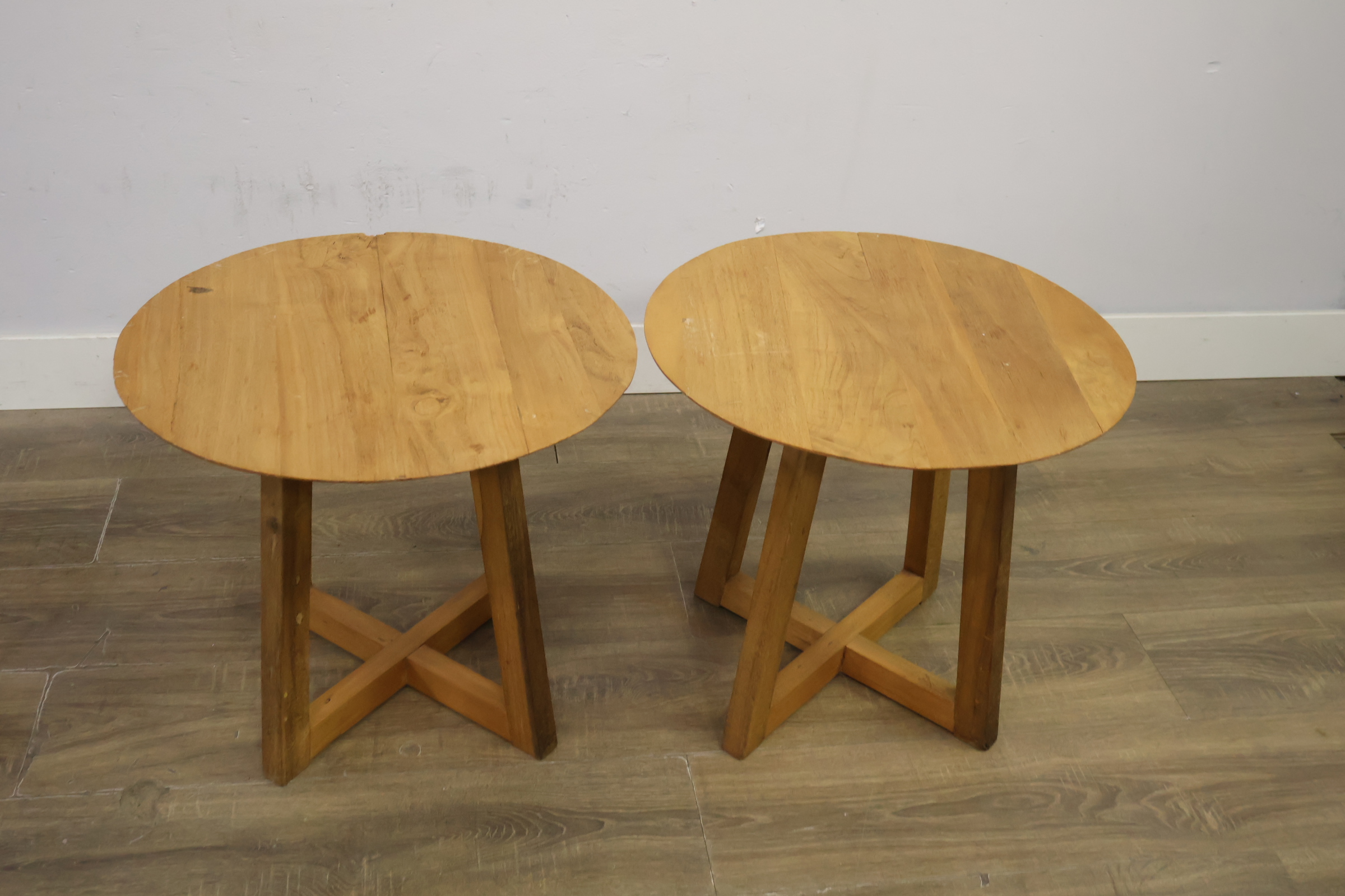 Set van 2 ronde houten bijzettafels – foto 4 – kavel bij GSD Auctions, Zoeterwoude