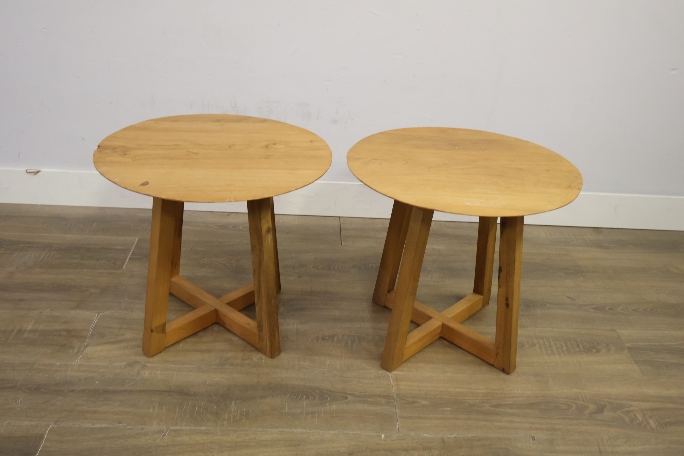 Set van 2 ronde houten bijzettafels – foto 5 – kavel bij GSD Auctions, Zoeterwoude