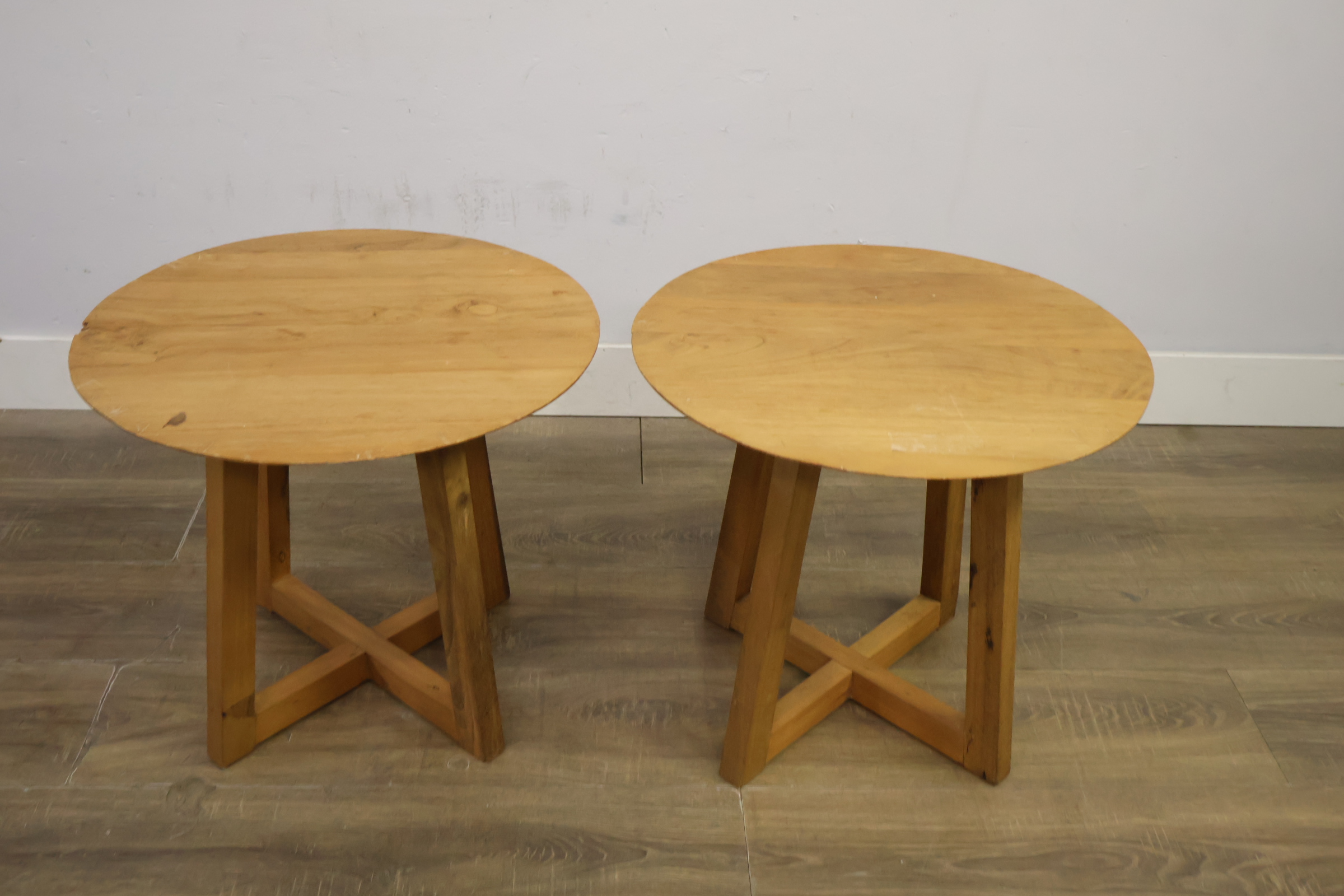 Set van 2 ronde houten bijzettafels – foto 6 – kavel bij GSD Auctions, Zoeterwoude