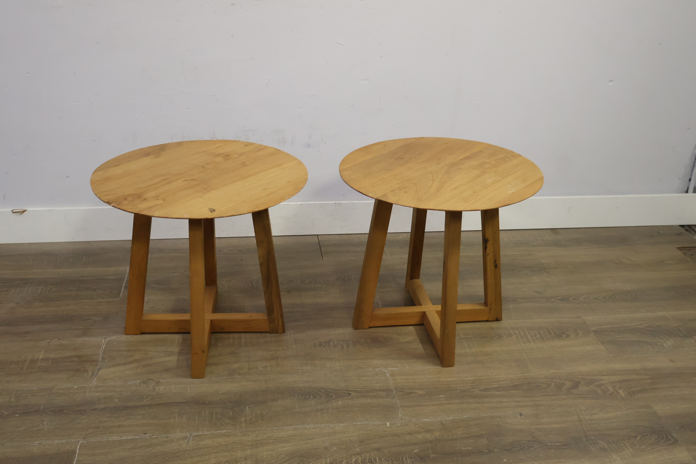 Set van 2 ronde houten bijzettafels – foto 7 – kavel bij GSD Auctions, Zoeterwoude