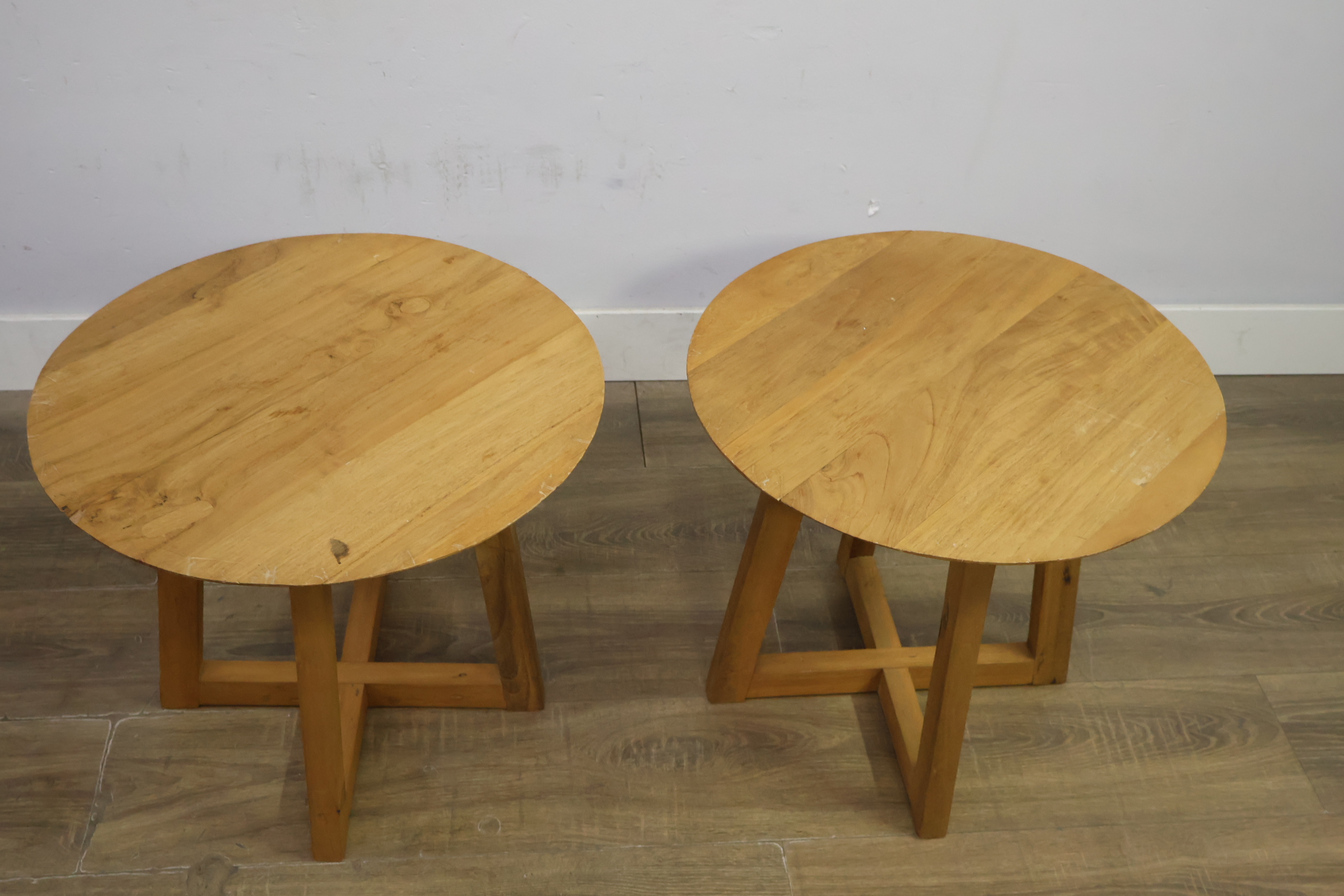 Set van 2 ronde houten bijzettafels – foto 8 – kavel bij GSD Auctions, Zoeterwoude