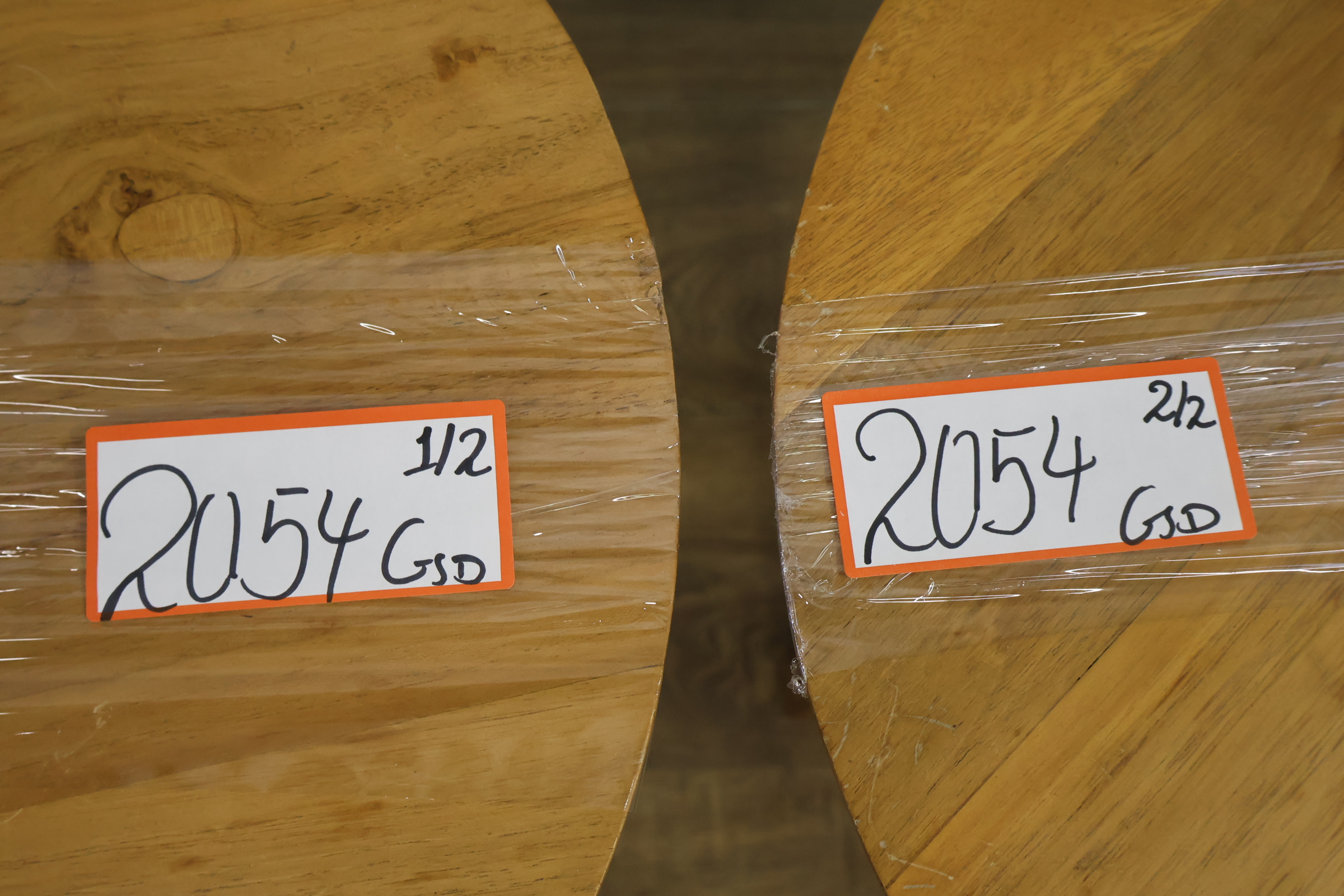 Set van 2 ronde houten bijzettafels – foto 12 – kavel bij GSD Auctions, Zoeterwoude
