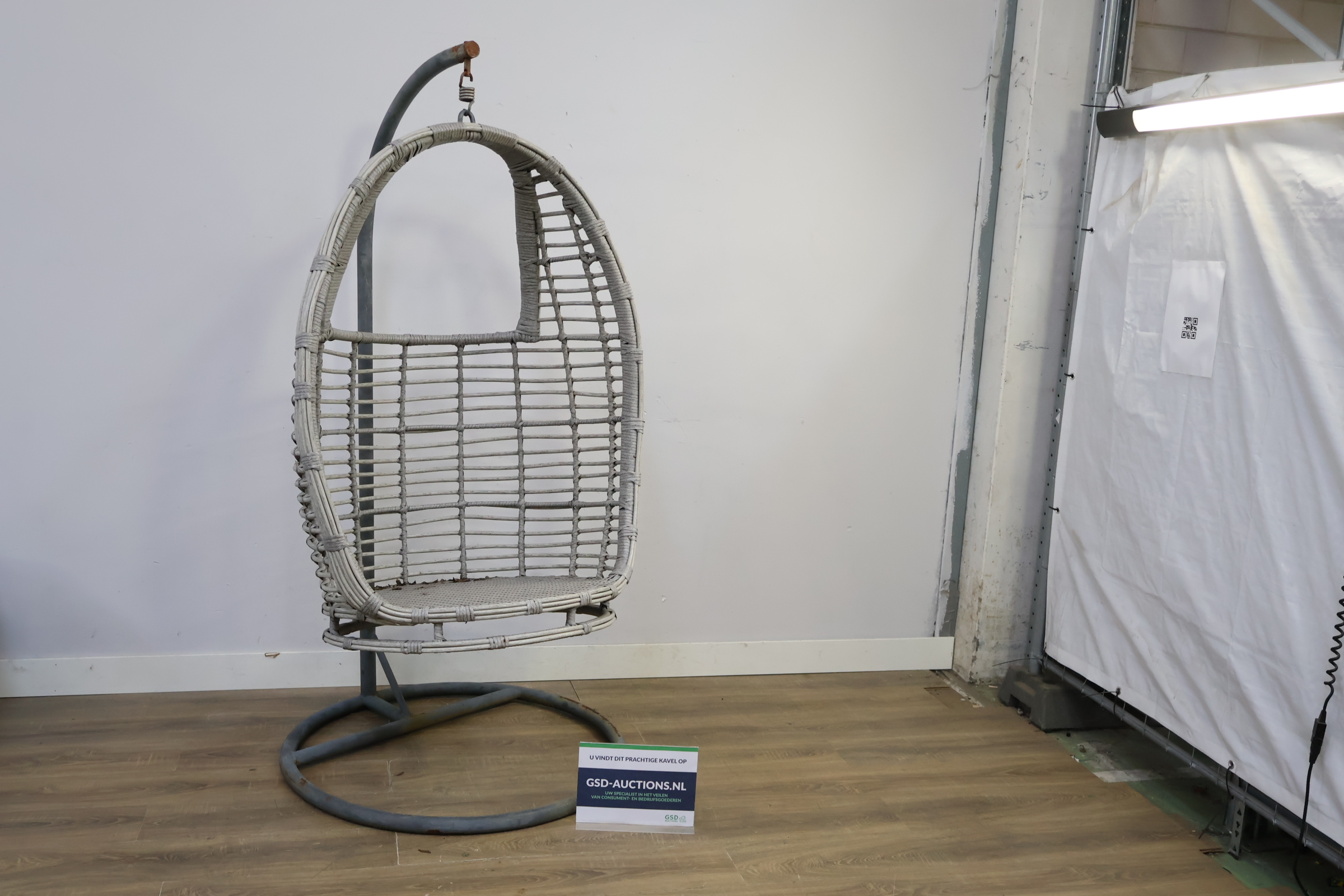 Hangstoel van gevlochten materiaal met metalen standaard – foto 2 – kavel bij GSD Auctions, Zoeterwoude