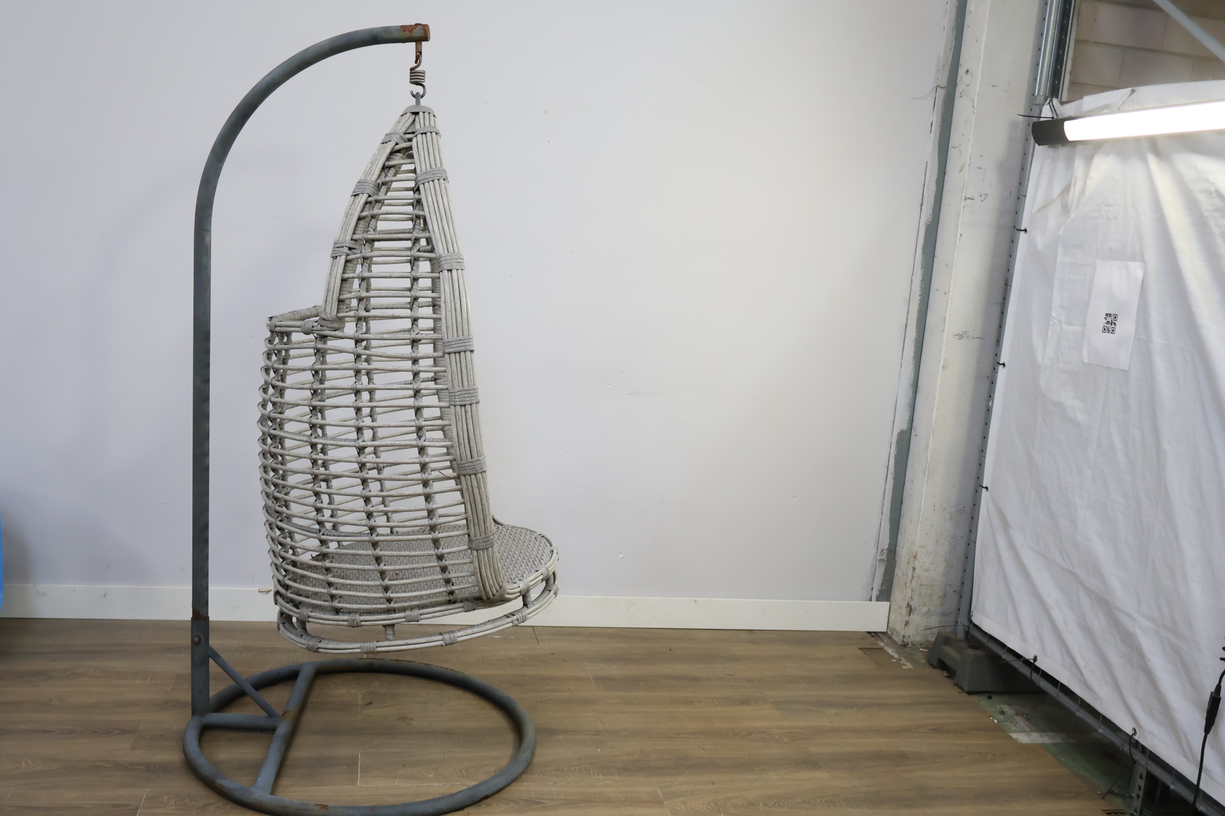 Hangstoel van gevlochten materiaal met metalen standaard – foto 3 – kavel bij GSD Auctions, Zoeterwoude