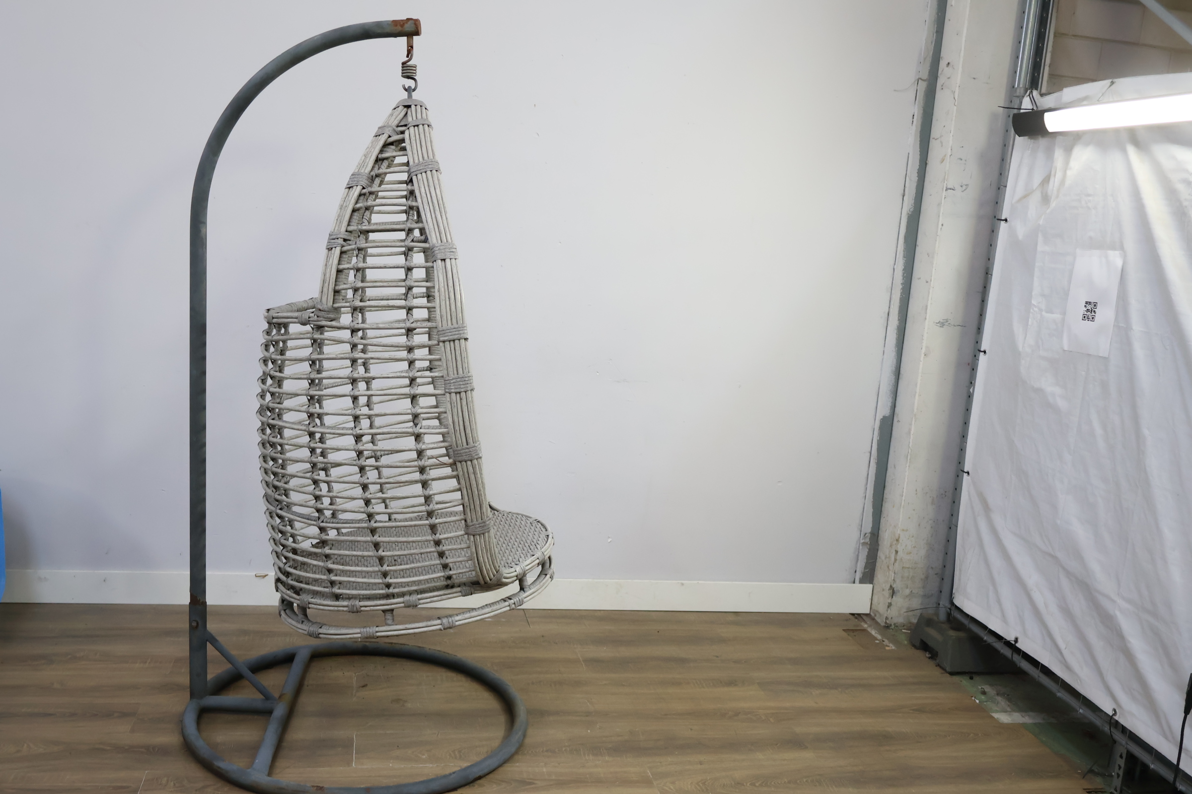 Hangstoel van gevlochten materiaal met metalen standaard – foto 4 – kavel bij GSD Auctions, Zoeterwoude