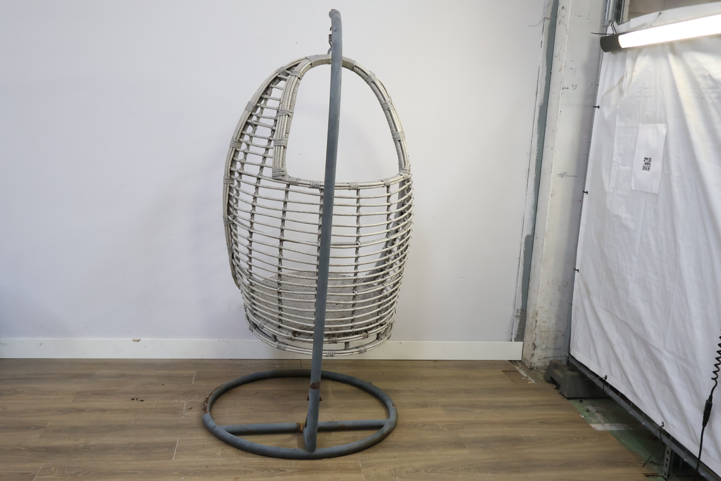 Hangstoel van gevlochten materiaal met metalen standaard – foto 5 – kavel bij GSD Auctions, Zoeterwoude