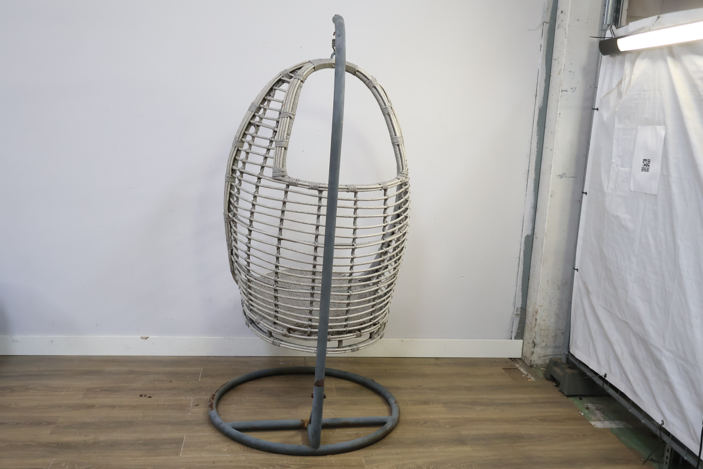 Hangstoel van gevlochten materiaal met metalen standaard – foto 6 – kavel bij GSD Auctions, Zoeterwoude