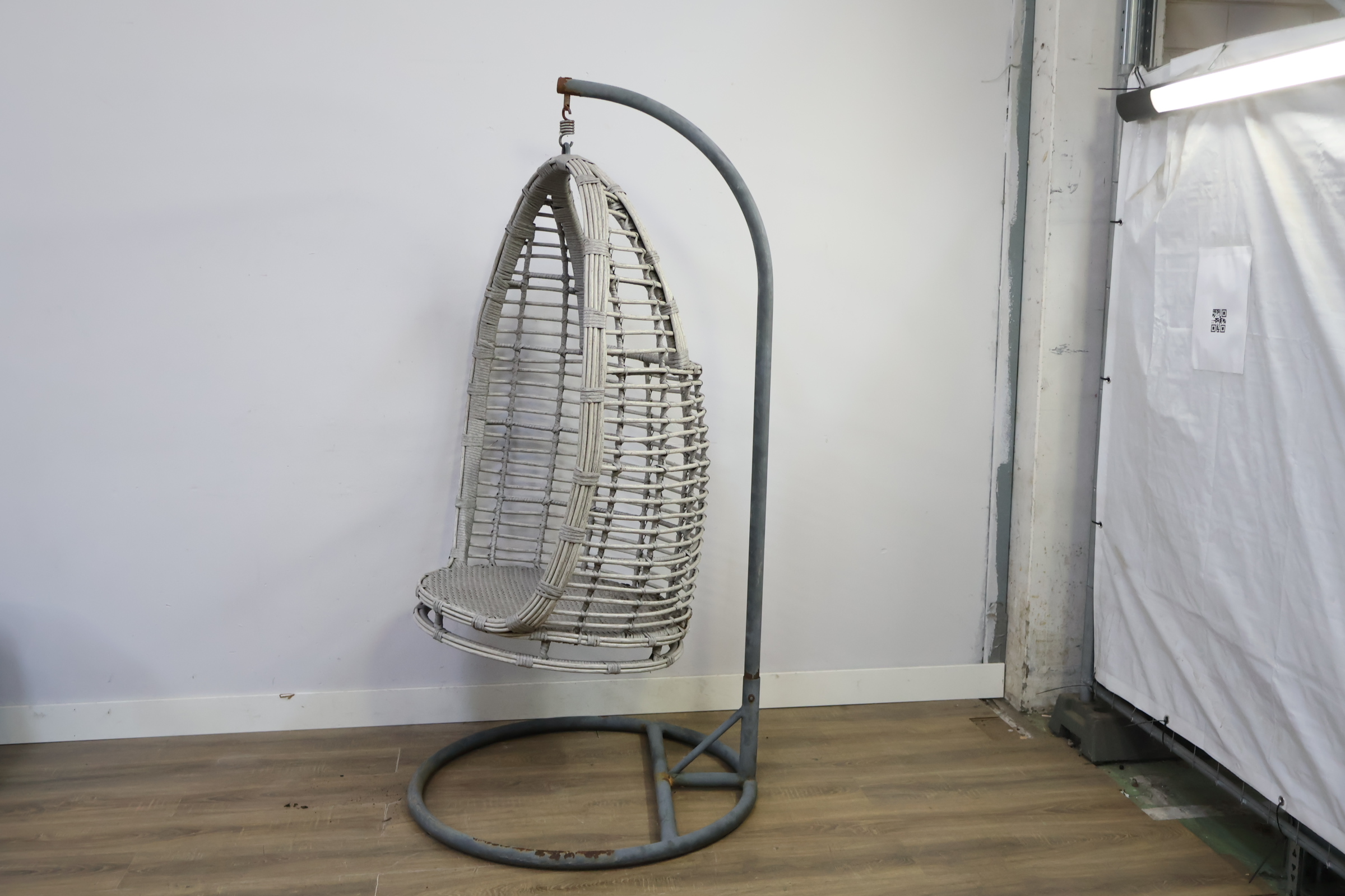 Hangstoel van gevlochten materiaal met metalen standaard – foto 7 – kavel bij GSD Auctions, Zoeterwoude