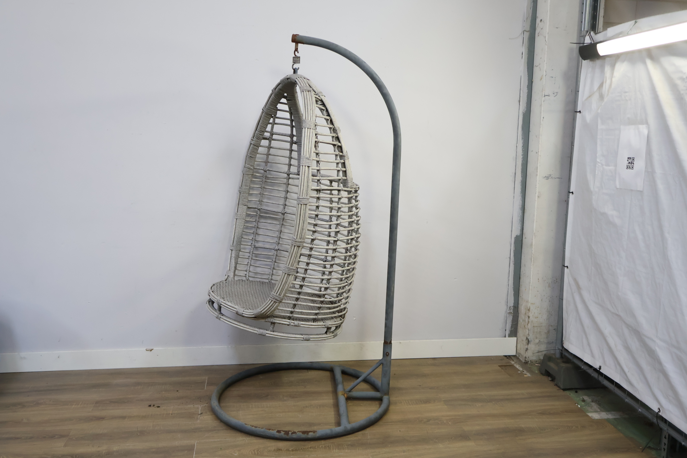 Hangstoel van gevlochten materiaal met metalen standaard – foto 8 – kavel bij GSD Auctions, Zoeterwoude