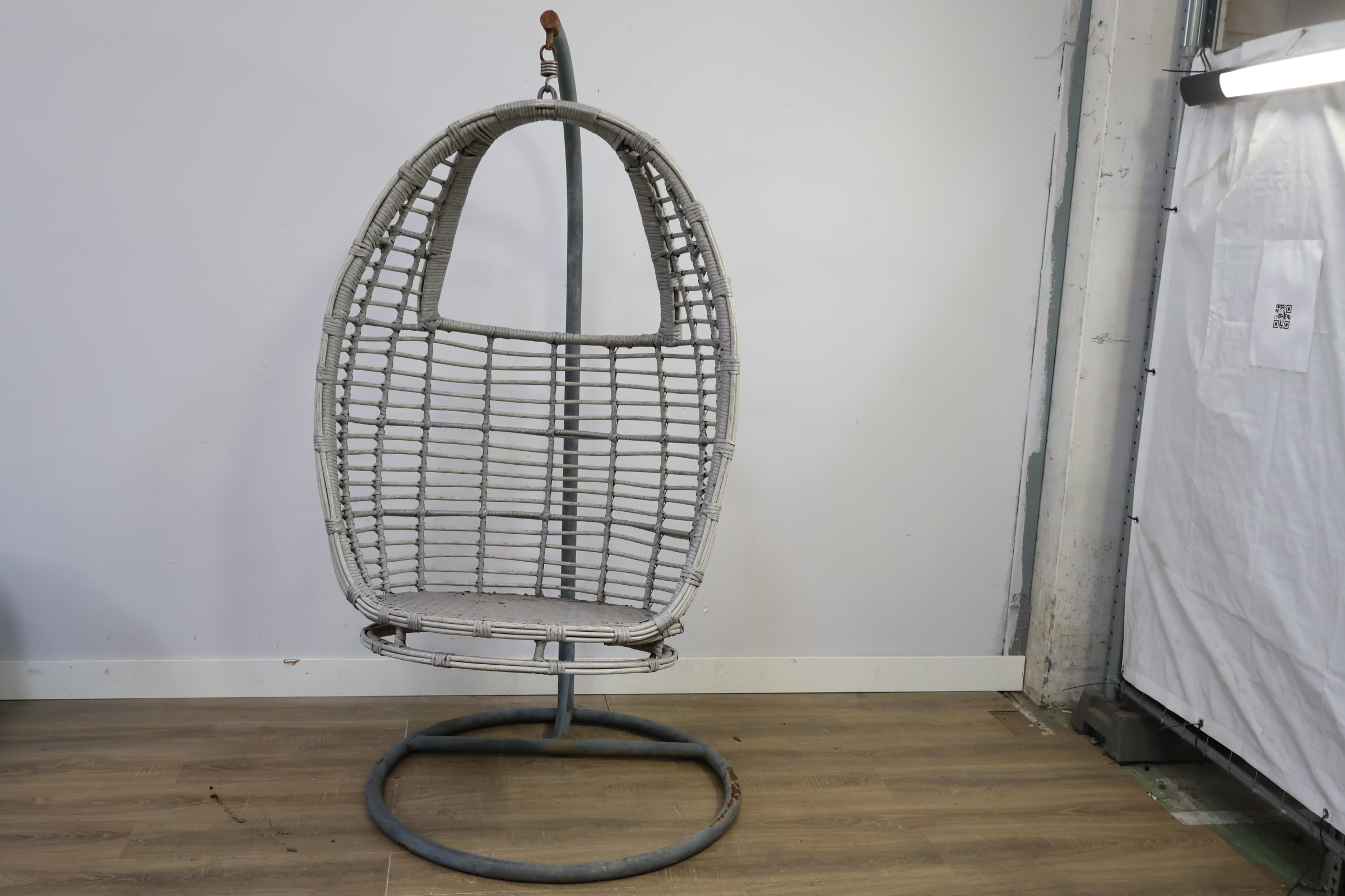 Hangstoel van gevlochten materiaal met metalen standaard – foto 9 – kavel bij GSD Auctions, Zoeterwoude