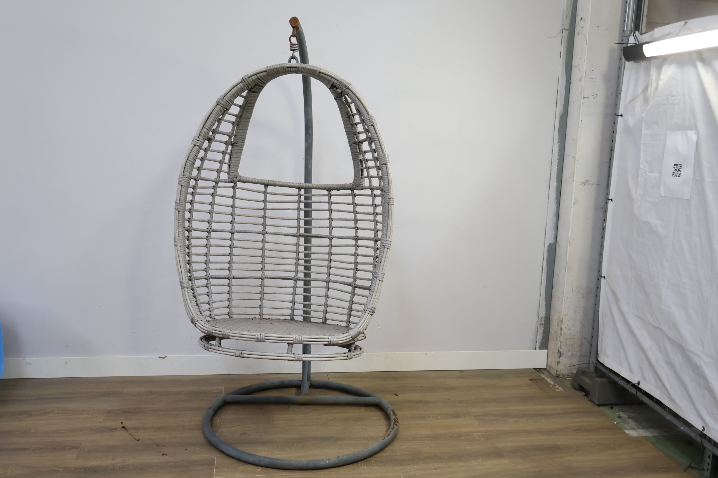 Hangstoel van gevlochten materiaal met metalen standaard – foto 10 – kavel bij GSD Auctions, Zoeterwoude