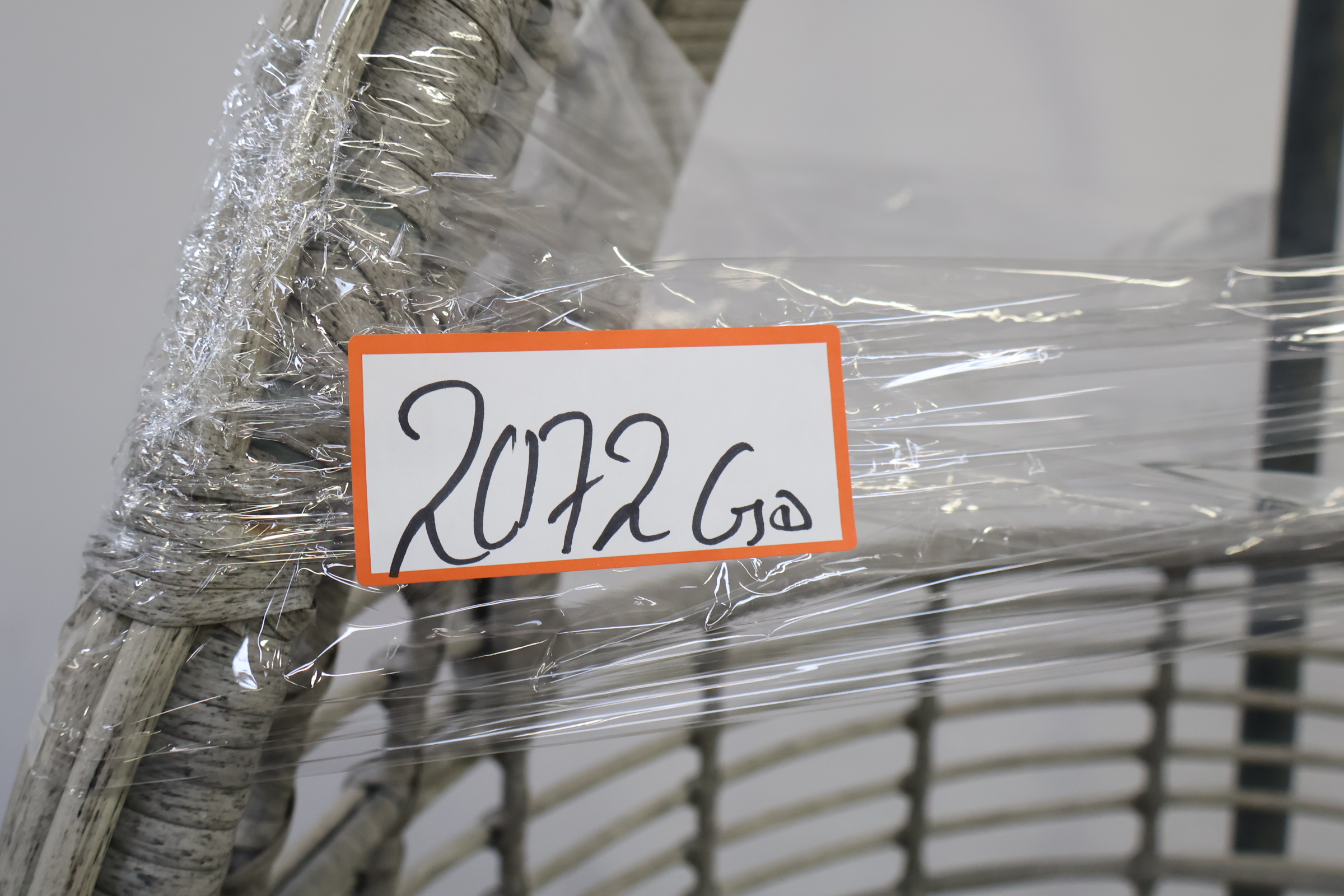 Hangstoel van gevlochten materiaal met metalen standaard – foto 18 – kavel bij GSD Auctions, Zoeterwoude