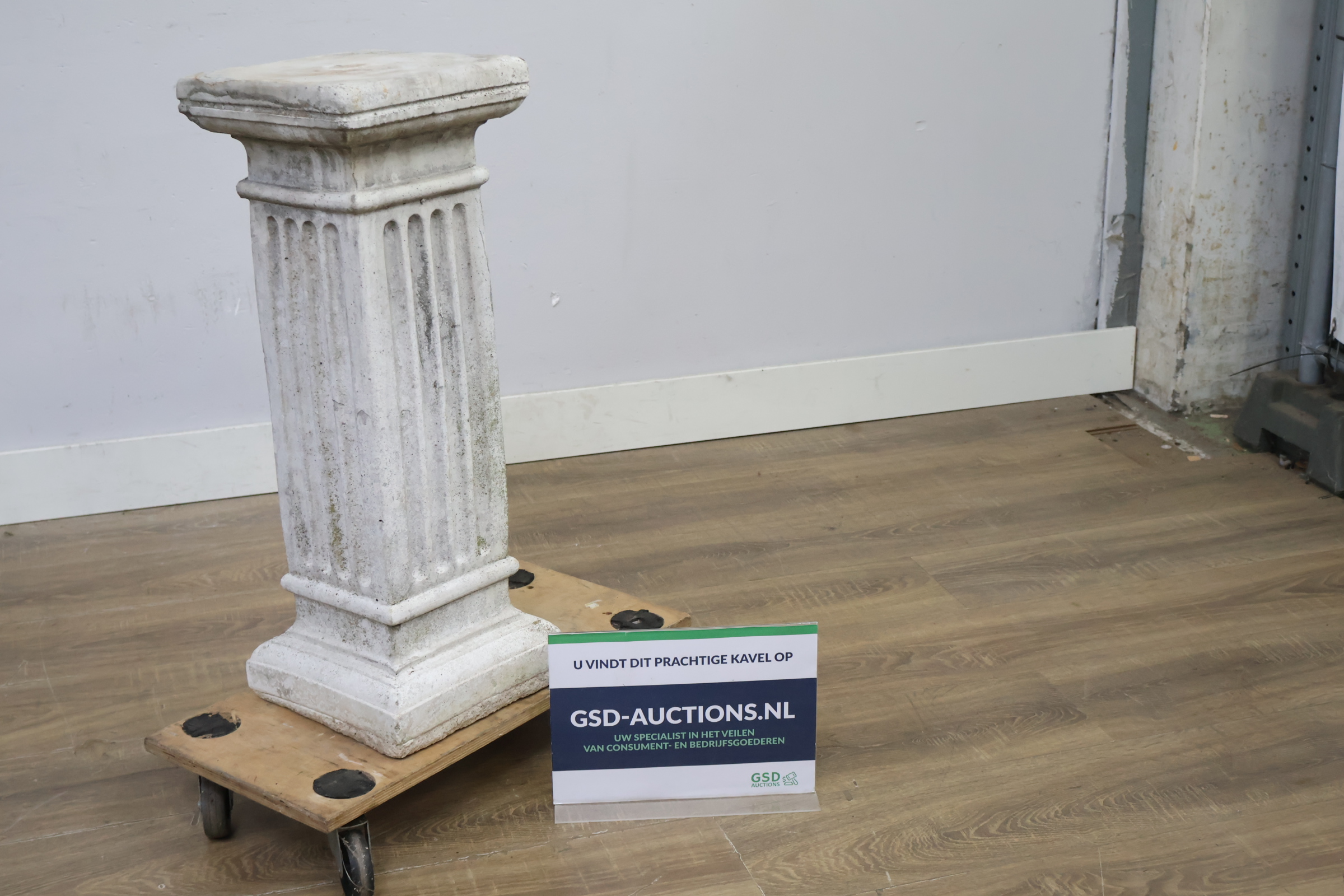 Witte klassieke sokkel zuil – foto 2 – kavel bij GSD Auctions, Zoeterwoude