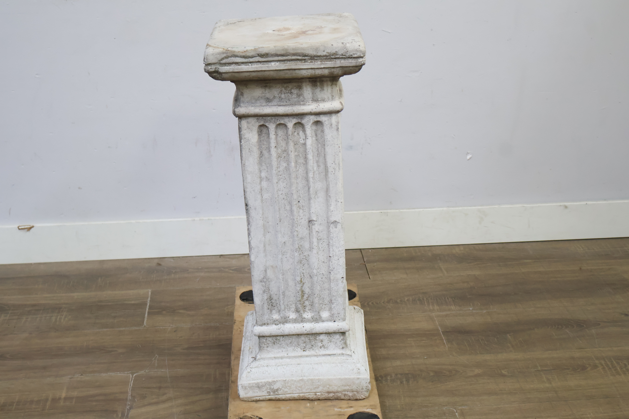 Witte klassieke sokkel zuil – foto 3 – kavel bij GSD Auctions, Zoeterwoude
