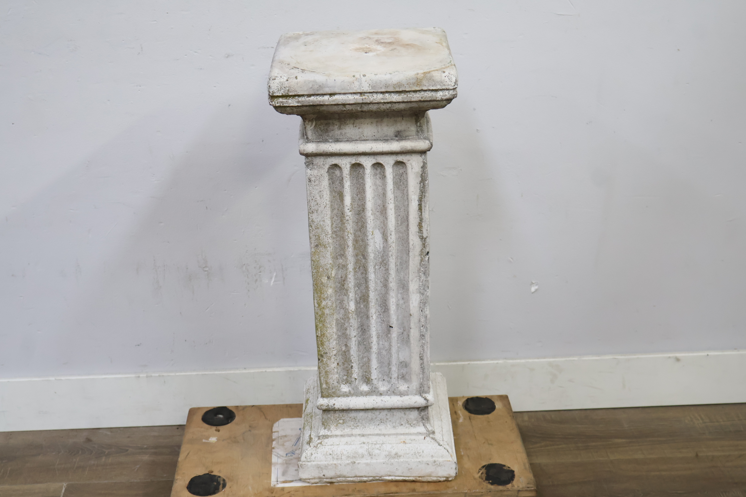 Witte klassieke sokkel zuil – foto 4 – kavel bij GSD Auctions, Zoeterwoude