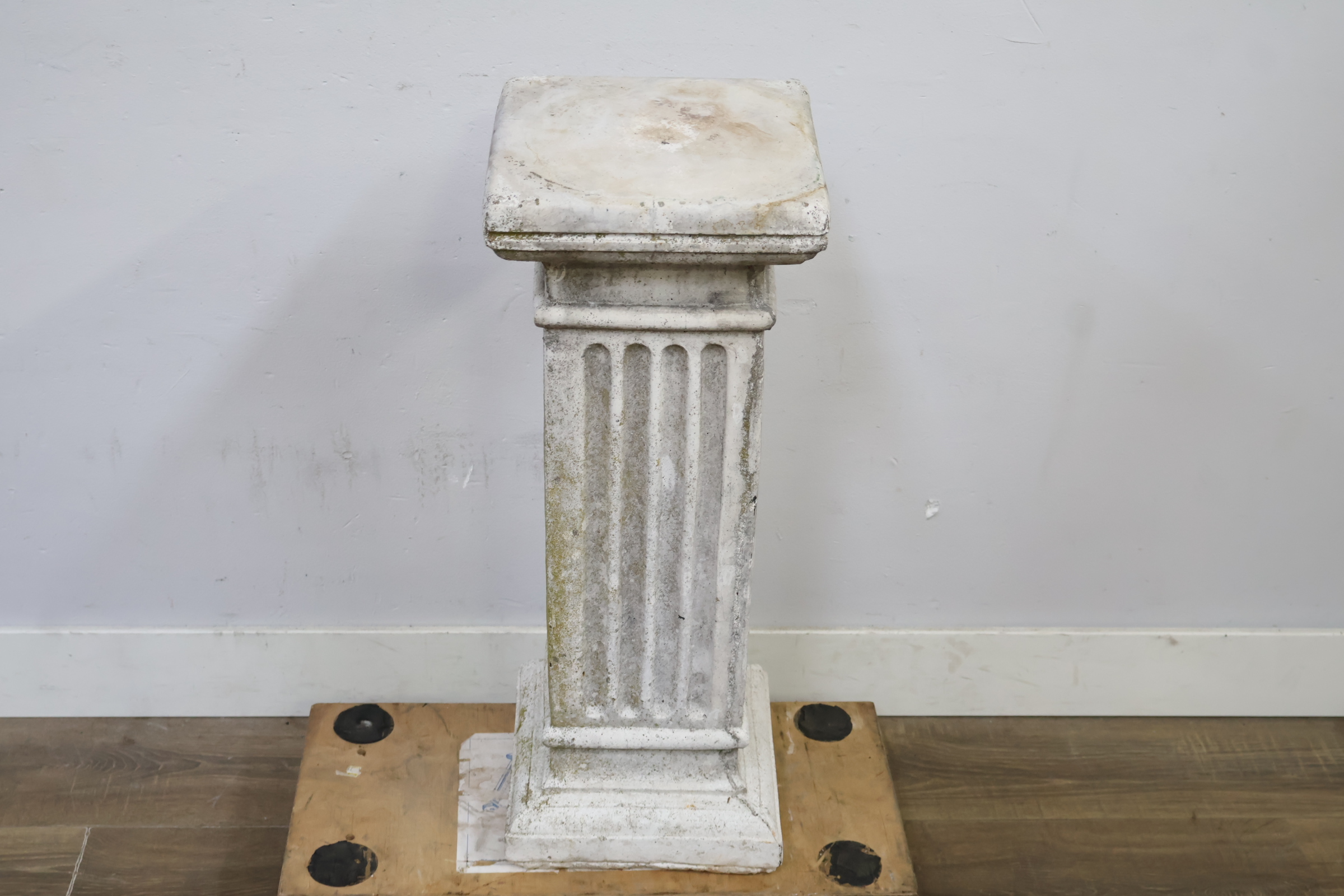 Witte klassieke sokkel zuil – foto 5 – kavel bij GSD Auctions, Zoeterwoude