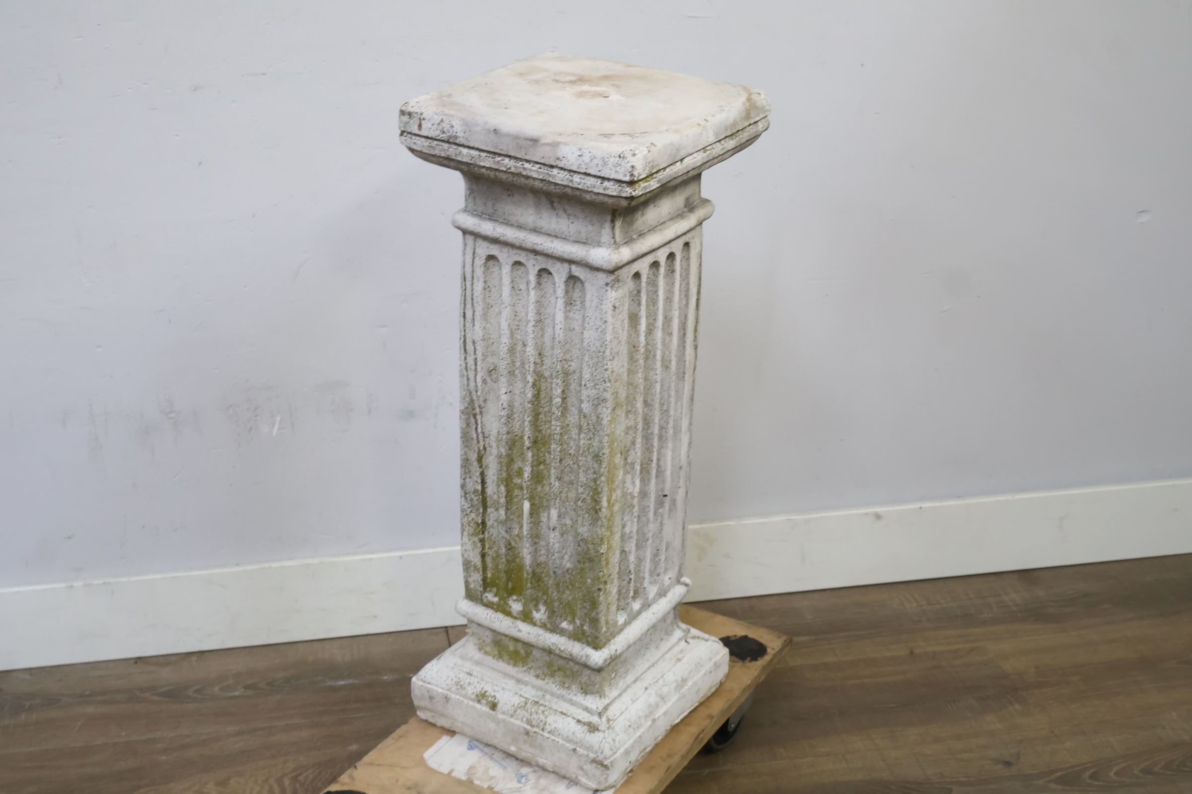 Witte klassieke sokkel zuil – foto 6 – kavel bij GSD Auctions, Zoeterwoude