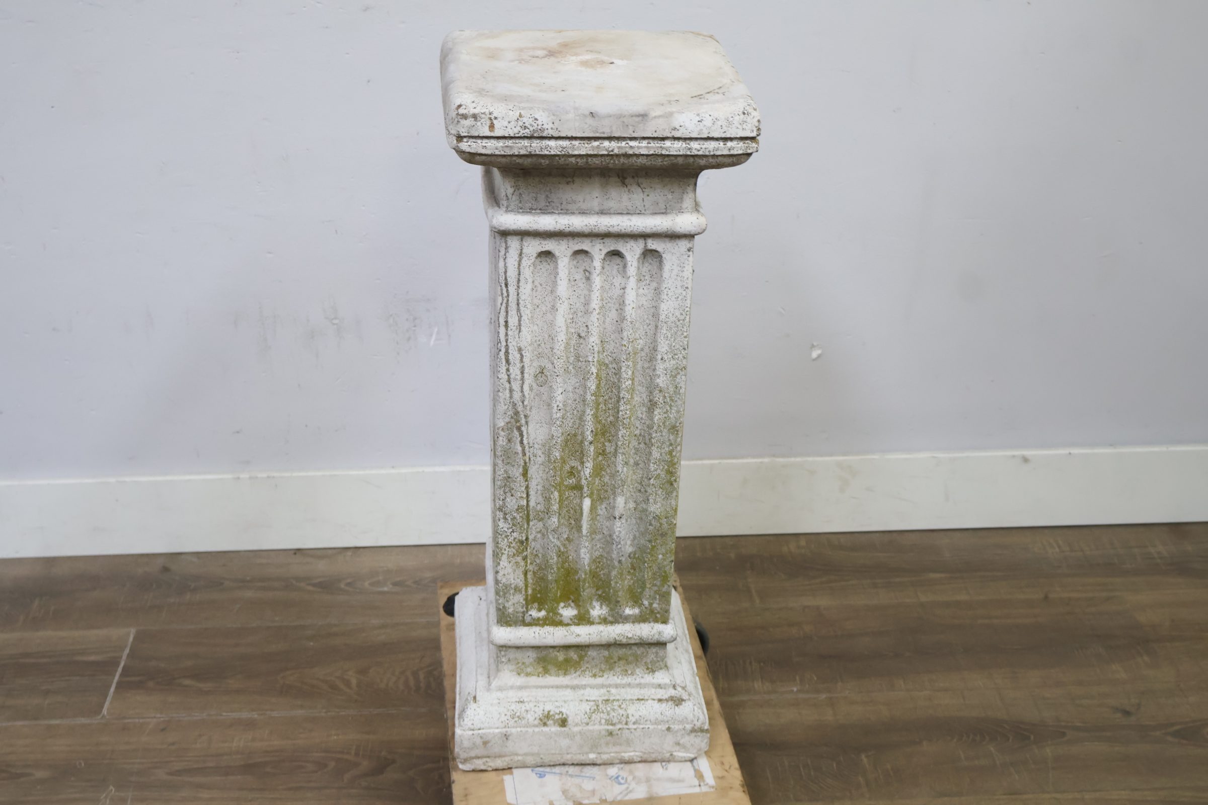 Witte klassieke sokkel zuil – foto 7 – kavel bij GSD Auctions, Zoeterwoude