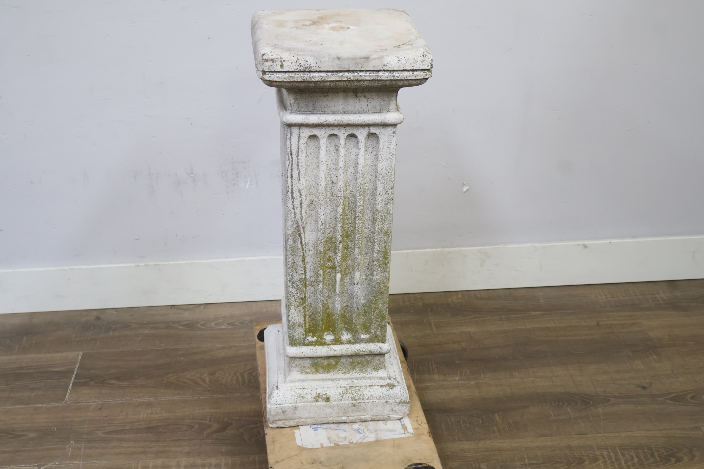 Witte klassieke sokkel zuil – foto 8 – kavel bij GSD Auctions, Zoeterwoude