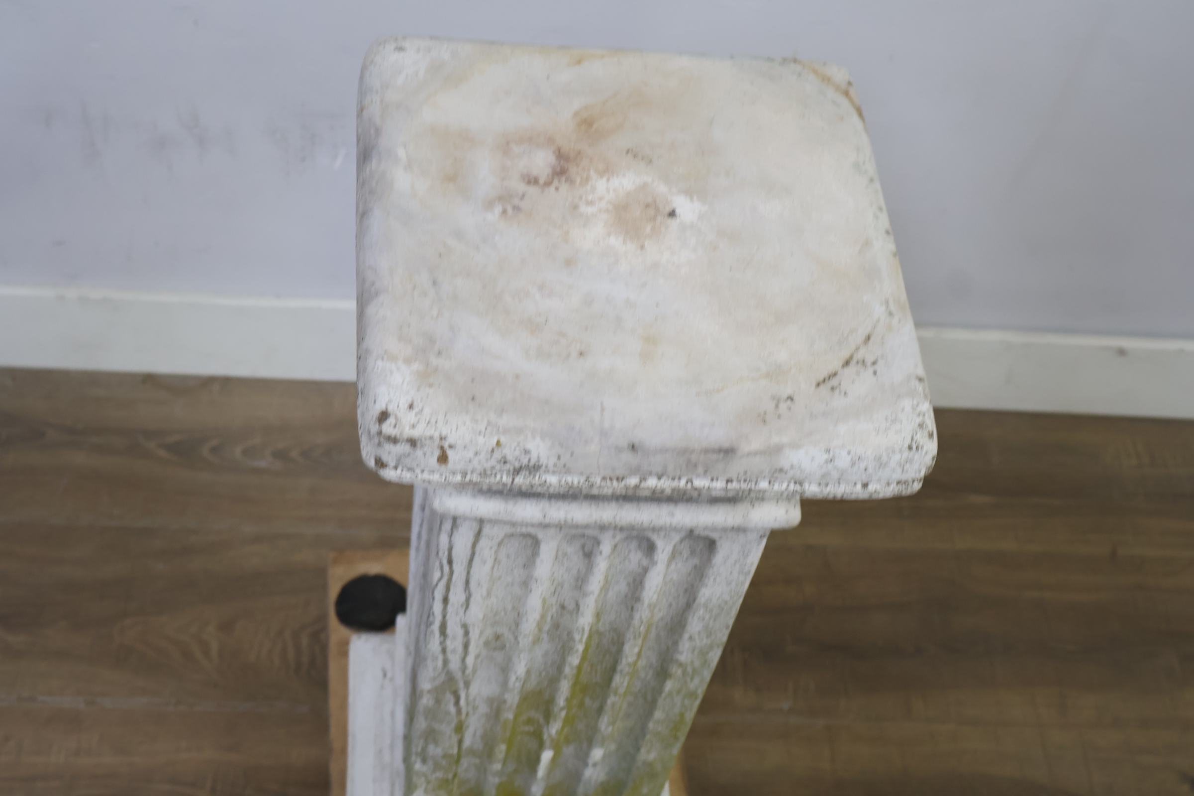 Witte klassieke sokkel zuil – foto 9 – kavel bij GSD Auctions, Zoeterwoude