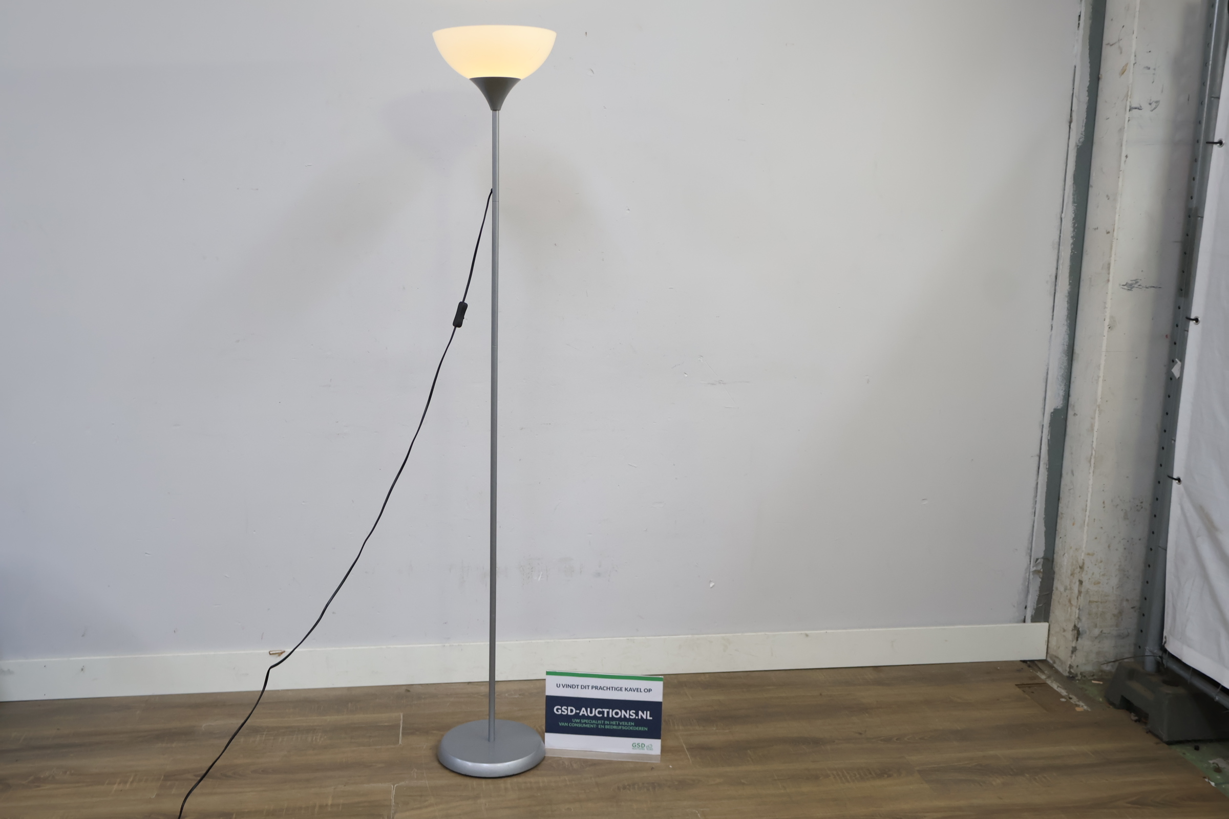 Staande vloerlamp met witte kap – foto 2 – kavel bij GSD Auctions, Zoeterwoude