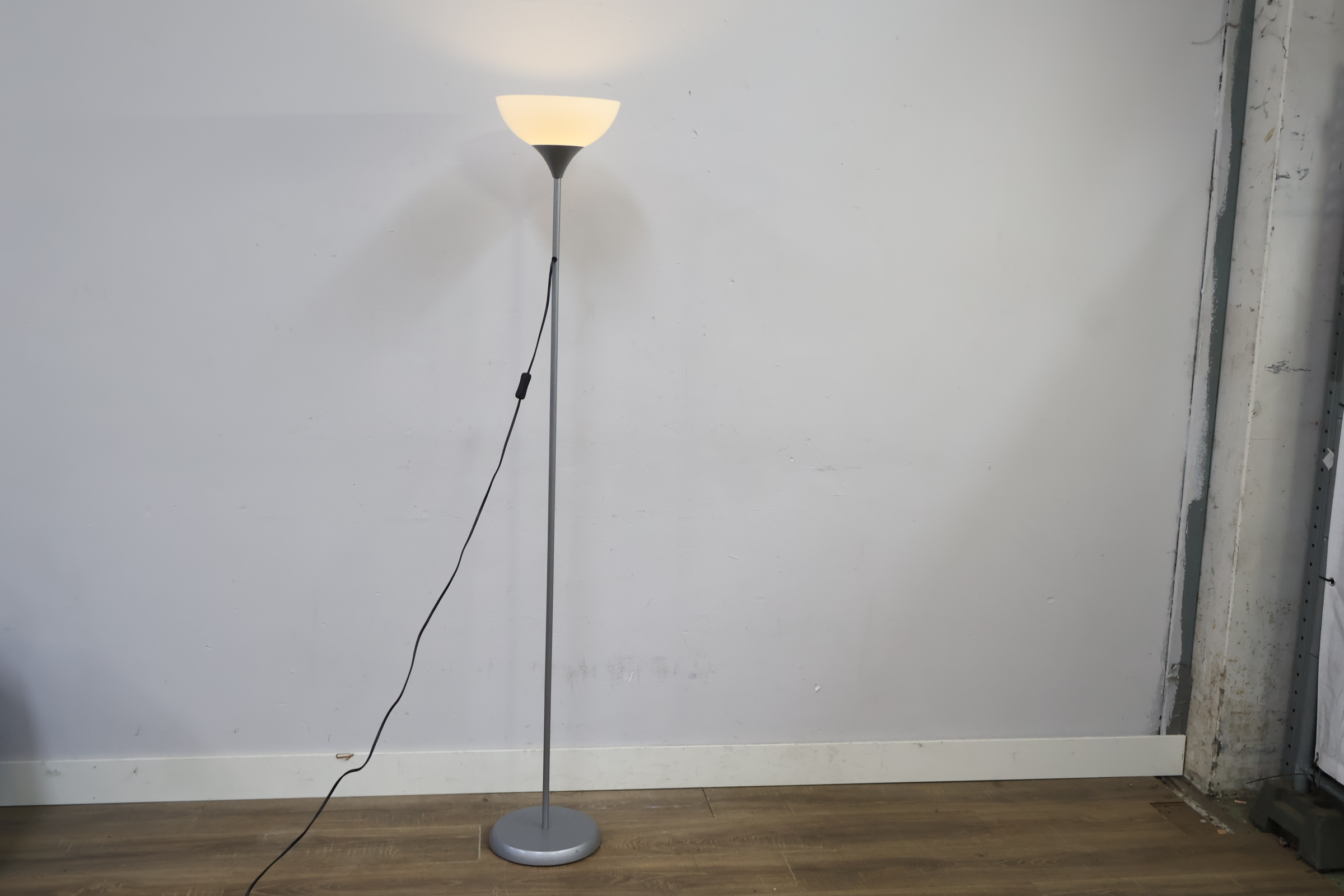Staande vloerlamp met witte kap – foto 3 – kavel bij GSD Auctions, Zoeterwoude