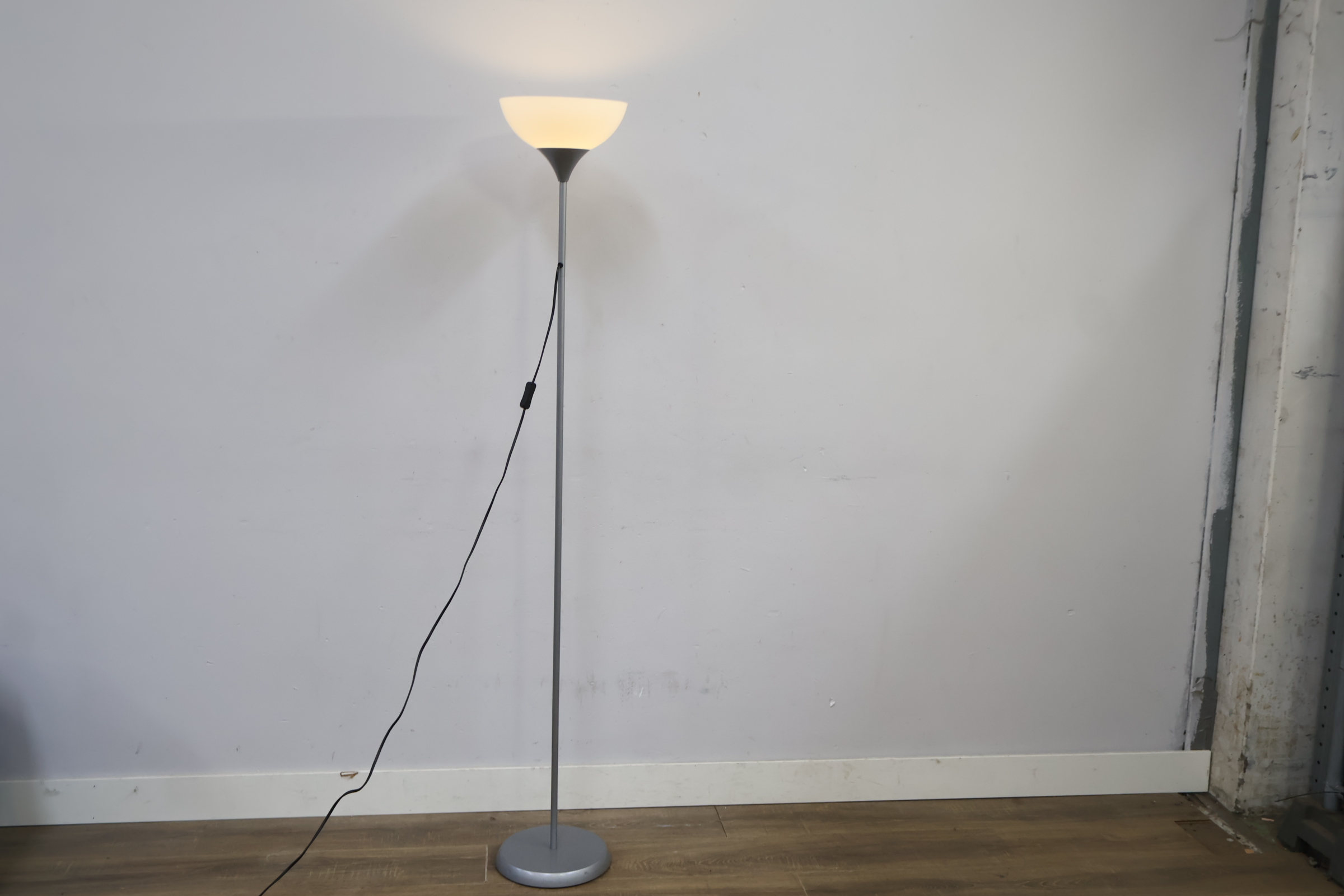 Staande vloerlamp met witte kap – foto 4 – kavel bij GSD Auctions, Zoeterwoude