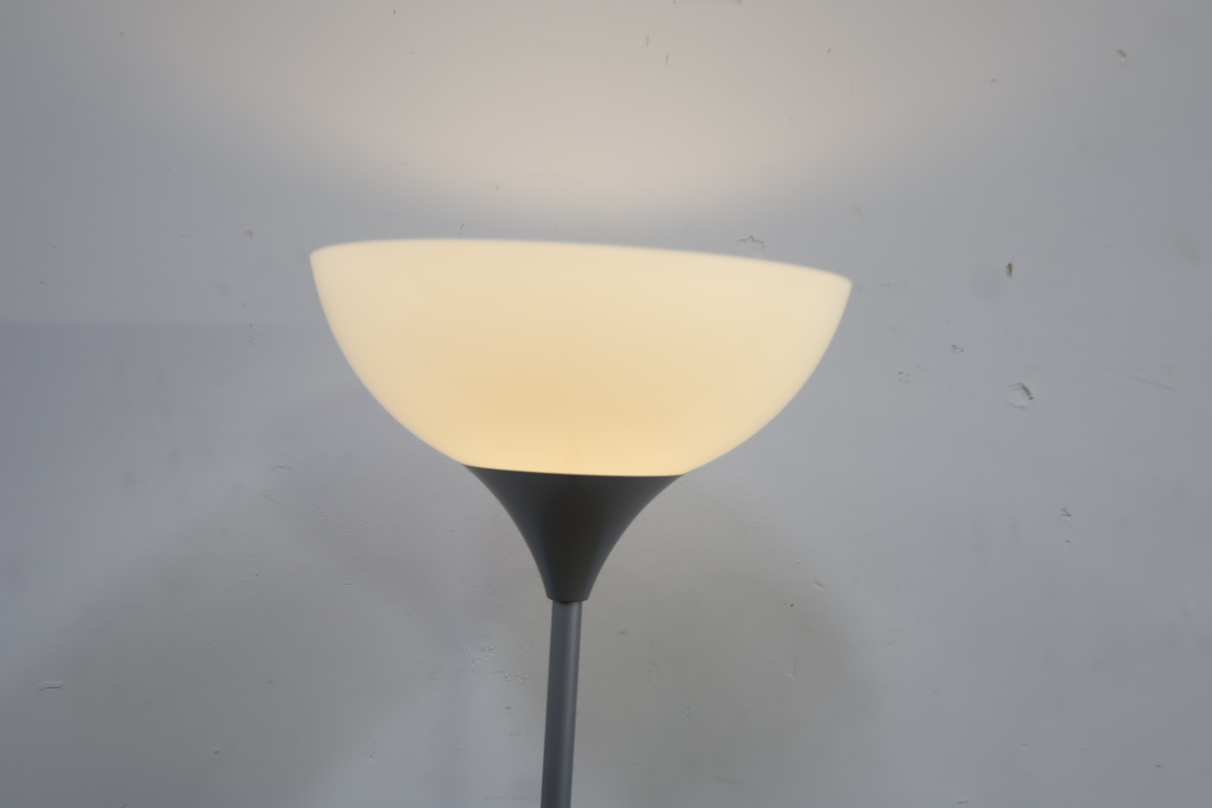Staande vloerlamp met witte kap – foto 5 – kavel bij GSD Auctions, Zoeterwoude
