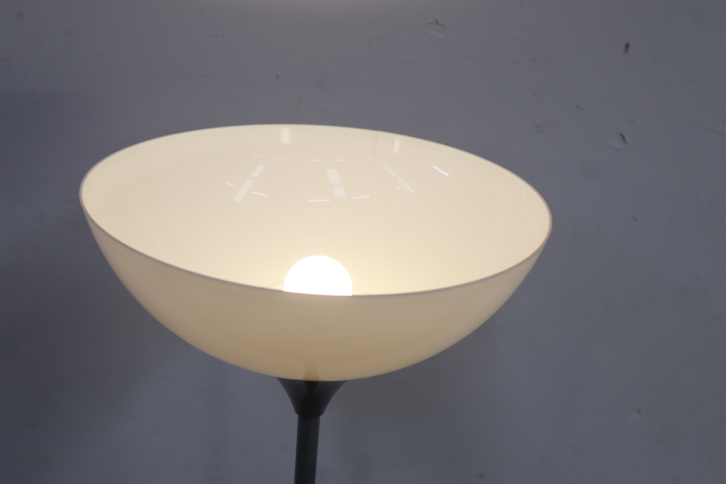 Staande vloerlamp met witte kap – foto 6 – kavel bij GSD Auctions, Zoeterwoude