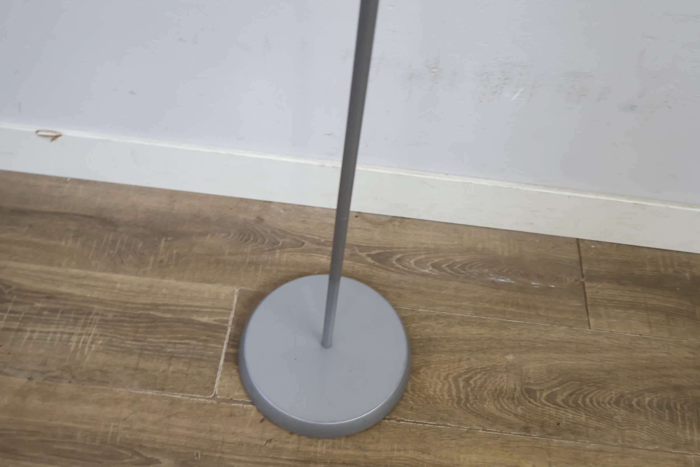 Staande vloerlamp met witte kap – foto 7 – kavel bij GSD Auctions, Zoeterwoude