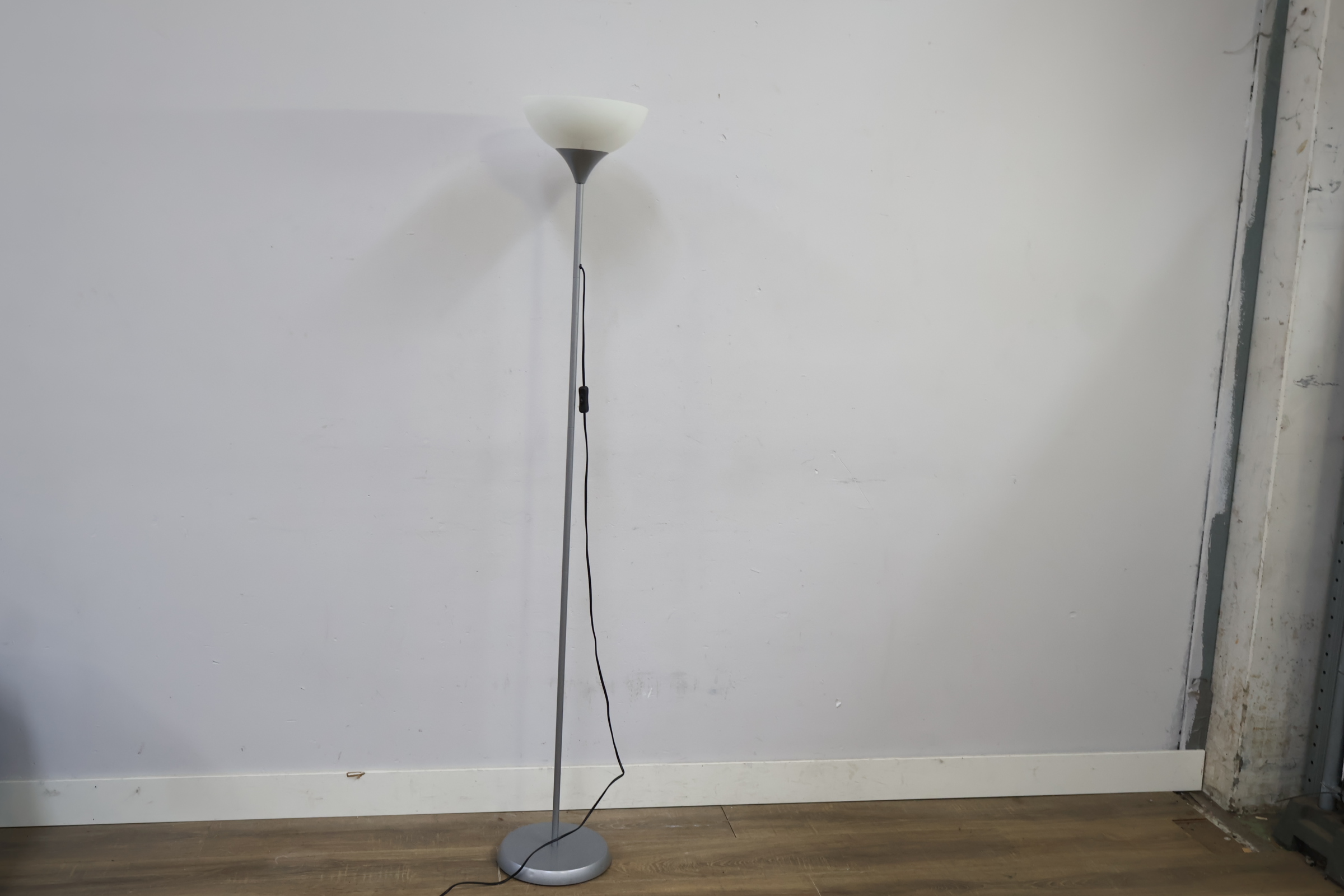 Staande vloerlamp met witte kap – foto 8 – kavel bij GSD Auctions, Zoeterwoude