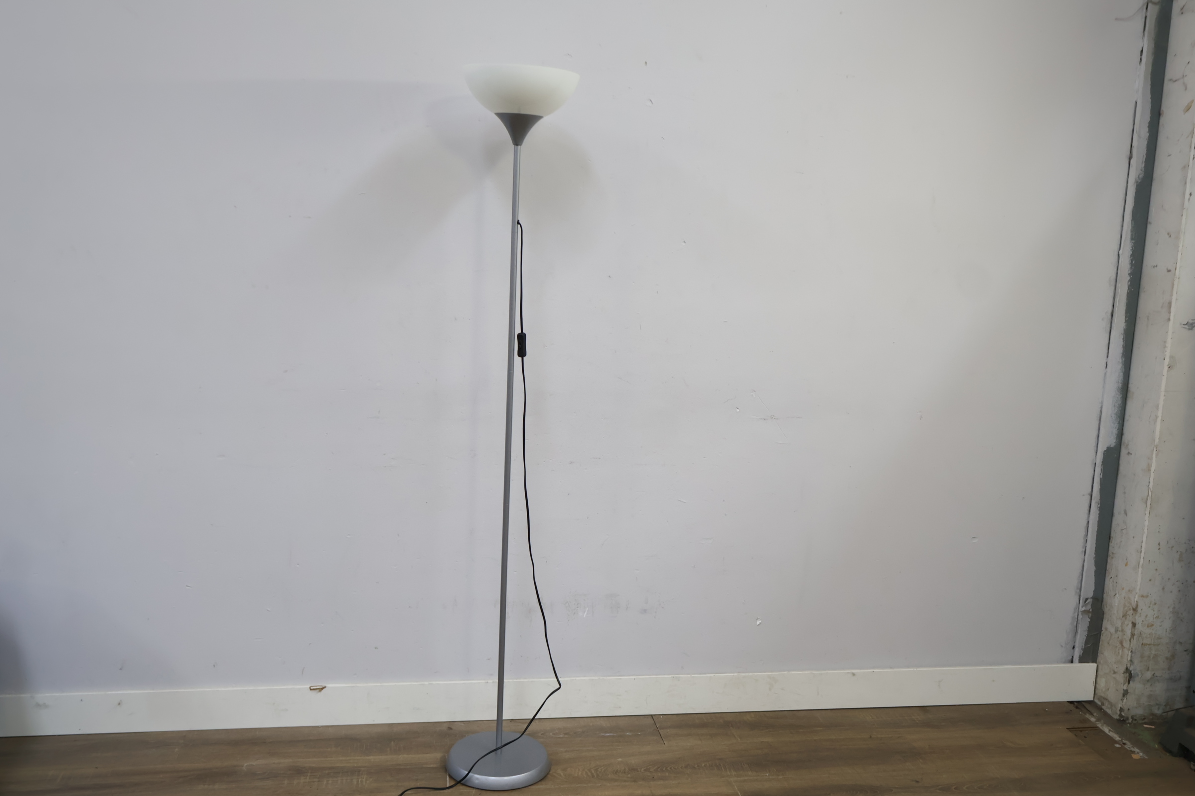 Staande vloerlamp met witte kap – foto 9 – kavel bij GSD Auctions, Zoeterwoude