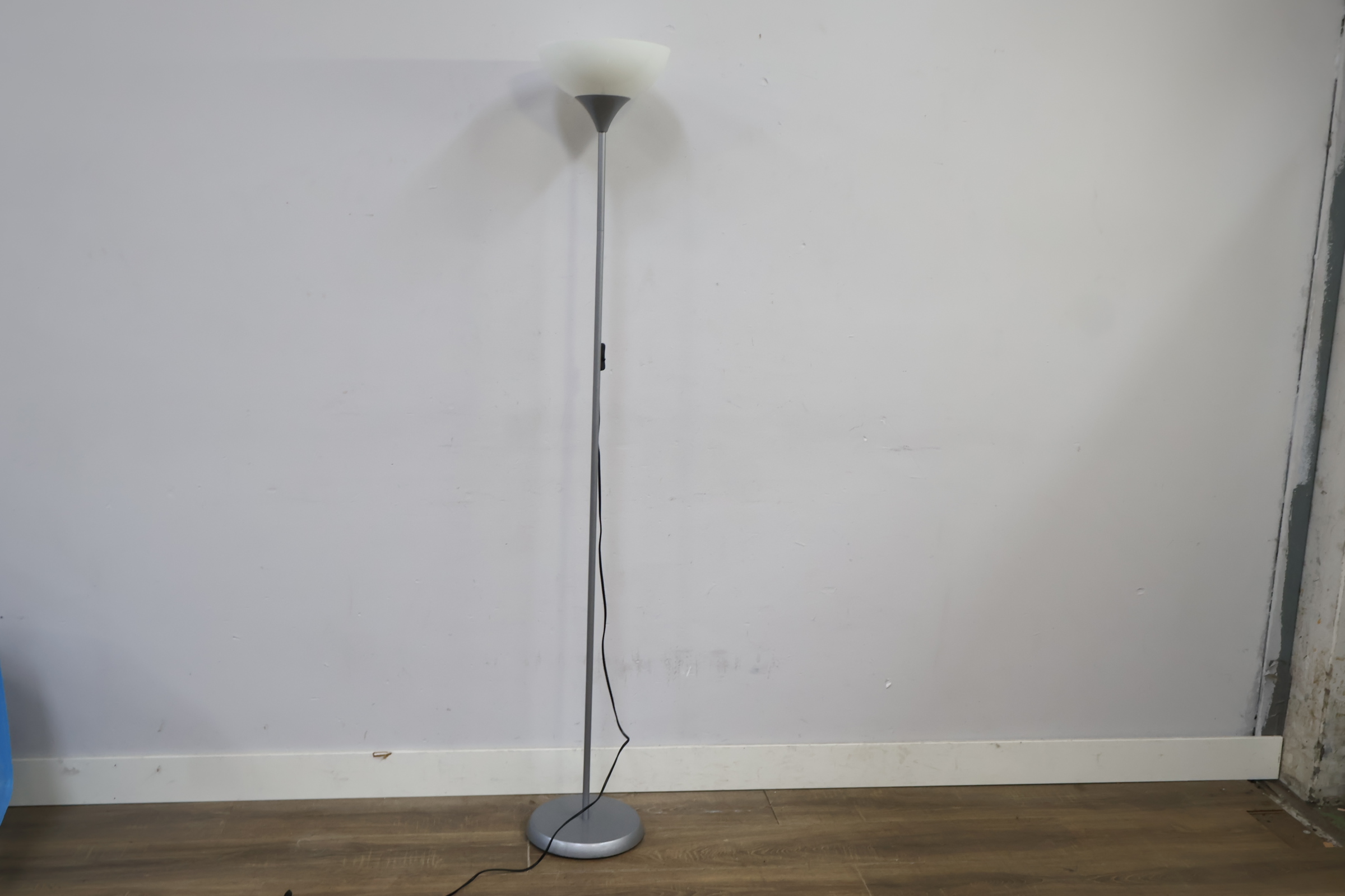 Staande vloerlamp met witte kap – foto 10 – kavel bij GSD Auctions, Zoeterwoude