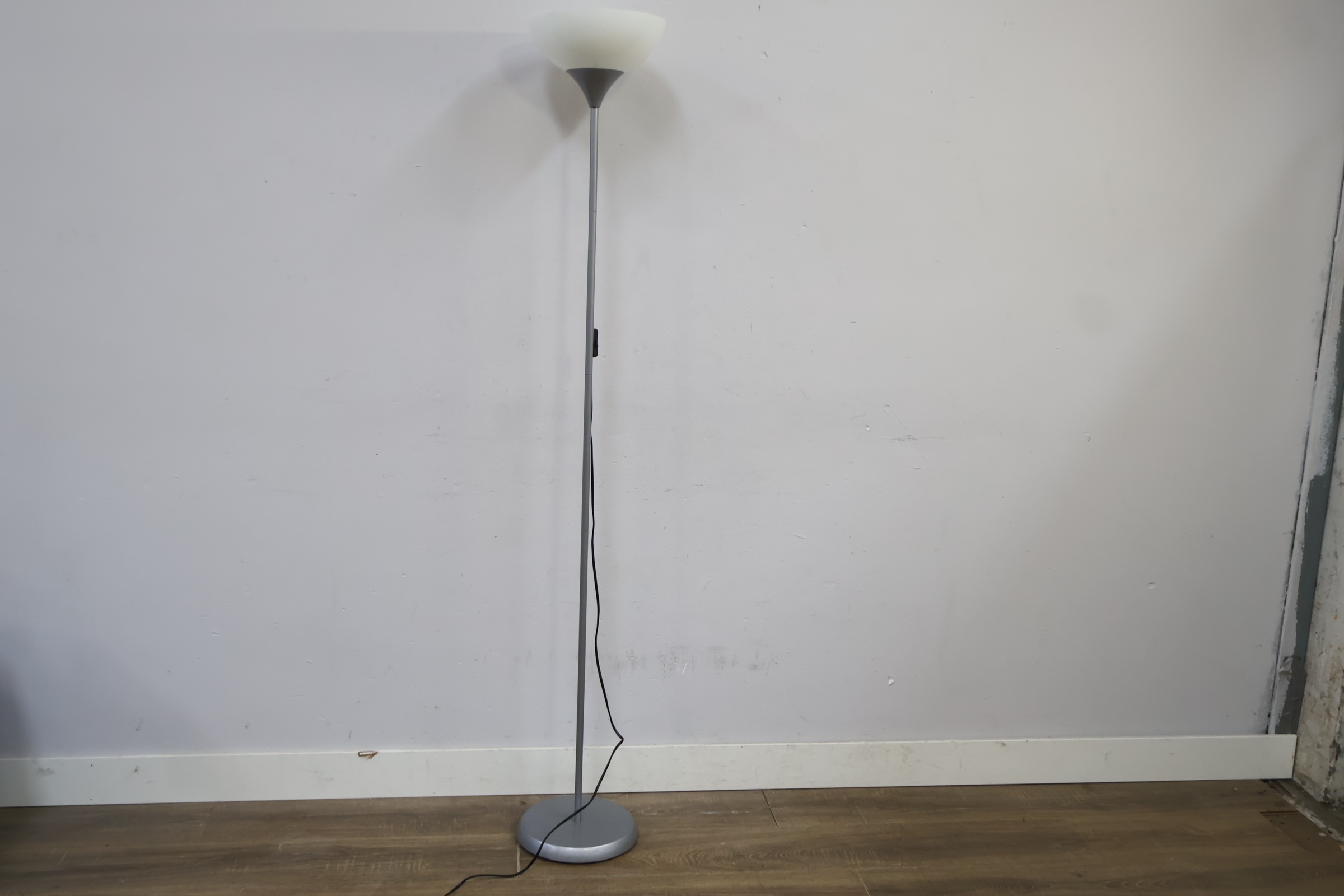 Staande vloerlamp met witte kap – foto 11 – kavel bij GSD Auctions, Zoeterwoude