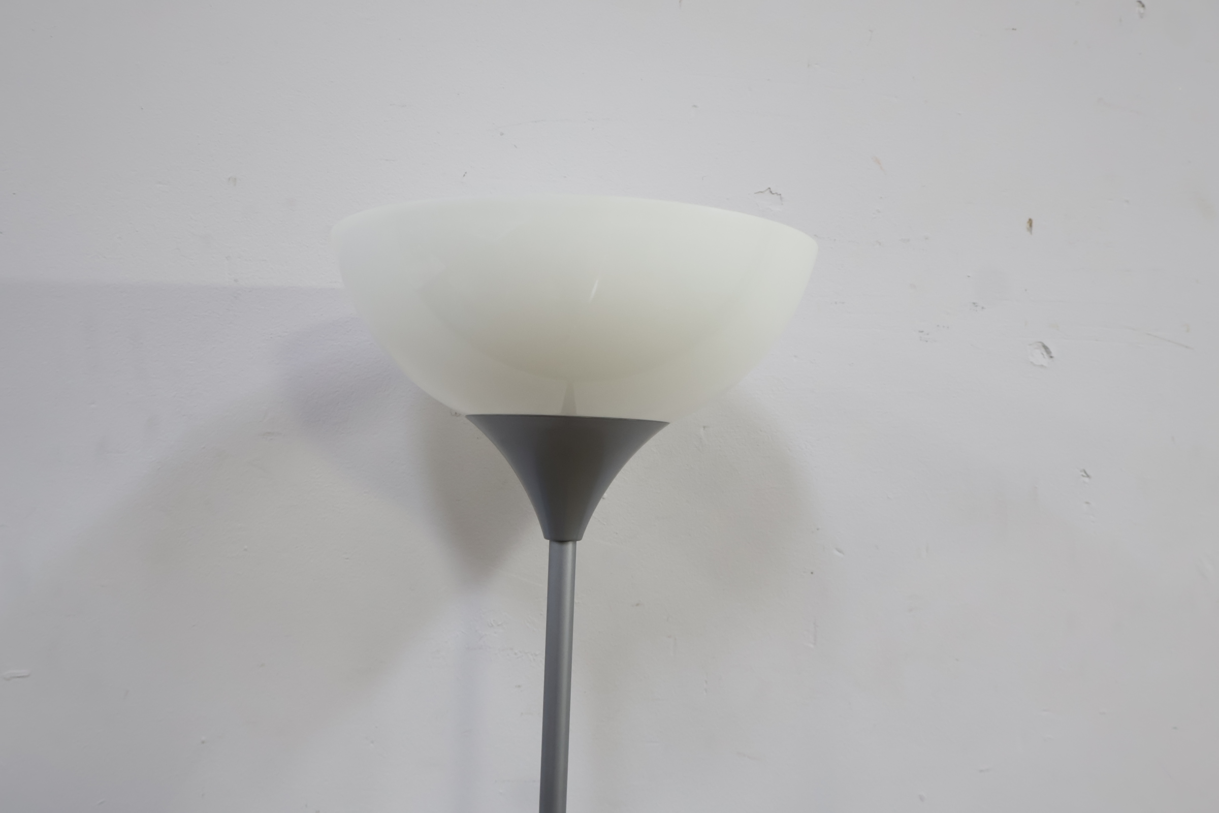 Staande vloerlamp met witte kap – foto 12 – kavel bij GSD Auctions, Zoeterwoude