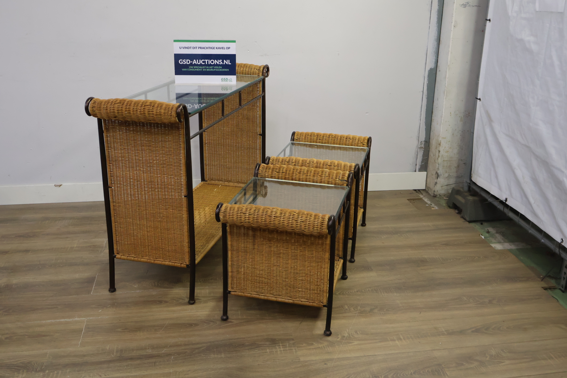 Set van drie rieten bijzettafels met glazen bladen – foto 2 – kavel bij GSD Auctions, Zoeterwoude