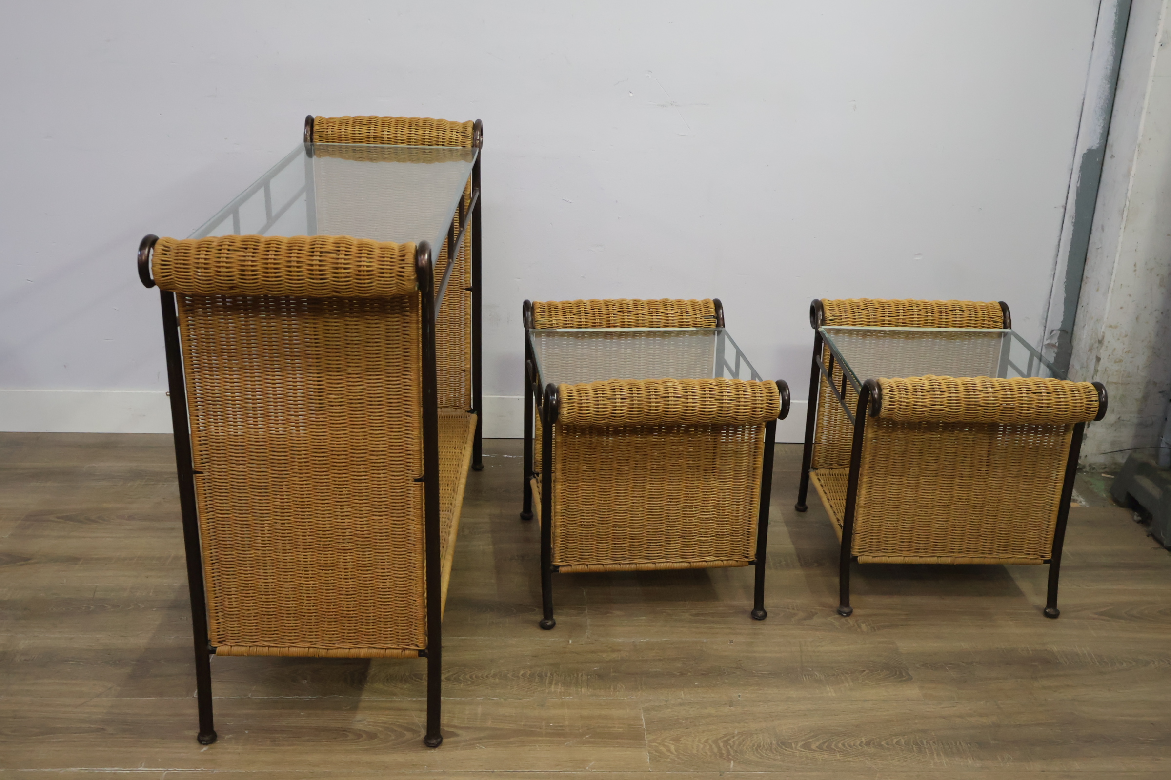 Set van drie rieten bijzettafels met glazen bladen – foto 3 – kavel bij GSD Auctions, Zoeterwoude