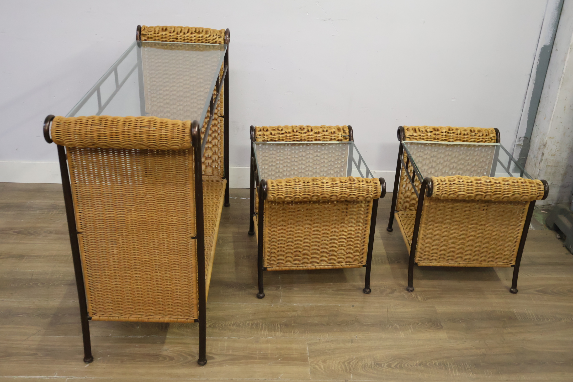 Set van drie rieten bijzettafels met glazen bladen – foto 4 – kavel bij GSD Auctions, Zoeterwoude