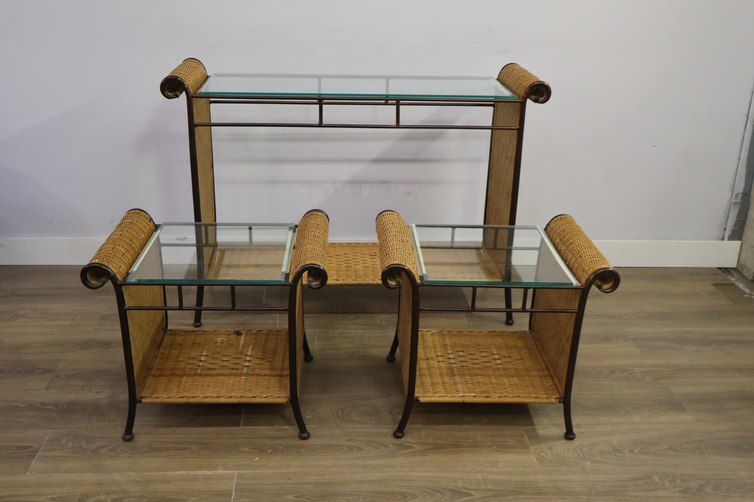 Set van drie rieten bijzettafels met glazen bladen – foto 5 – kavel bij GSD Auctions, Zoeterwoude