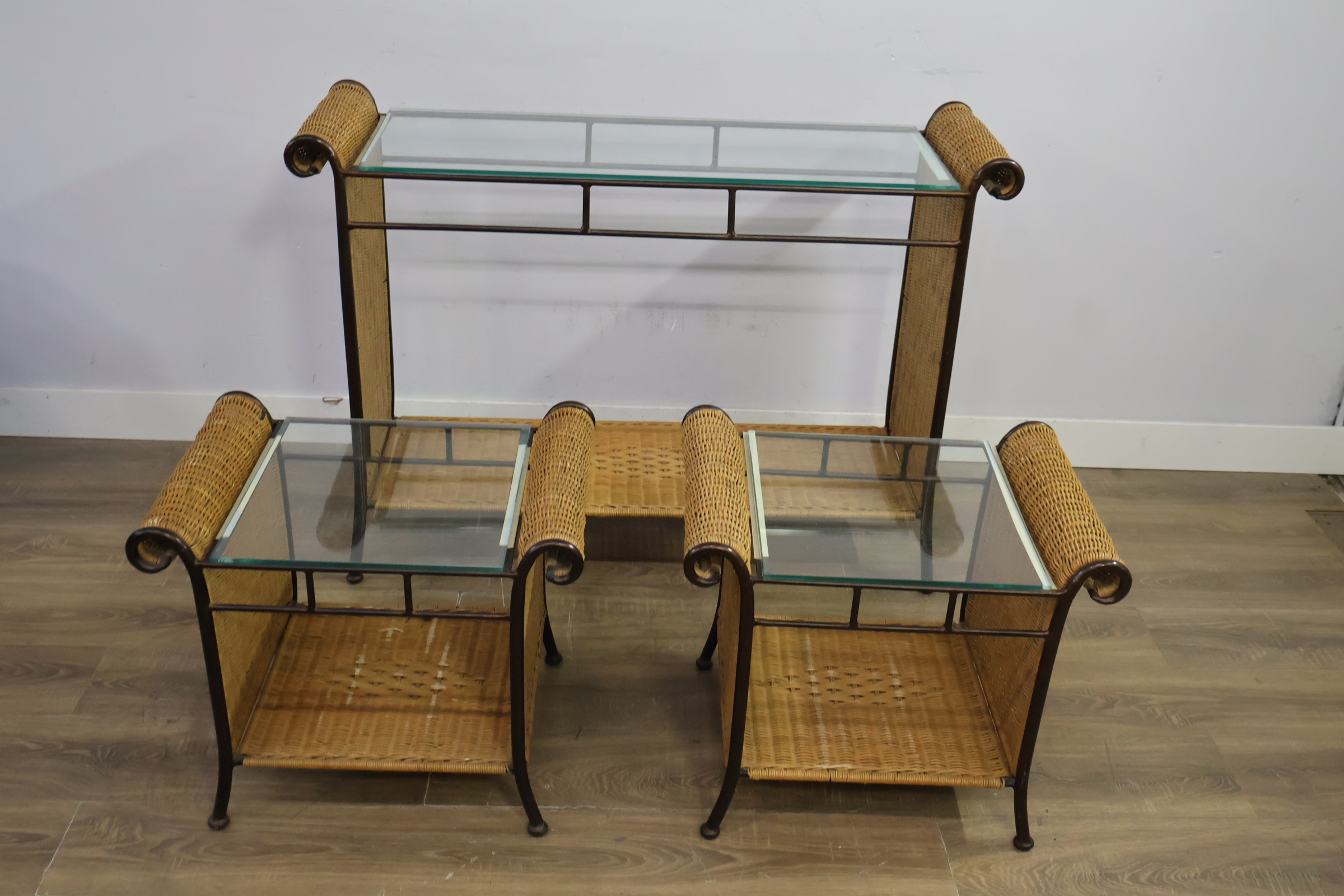 Set van drie rieten bijzettafels met glazen bladen – foto 6 – kavel bij GSD Auctions, Zoeterwoude