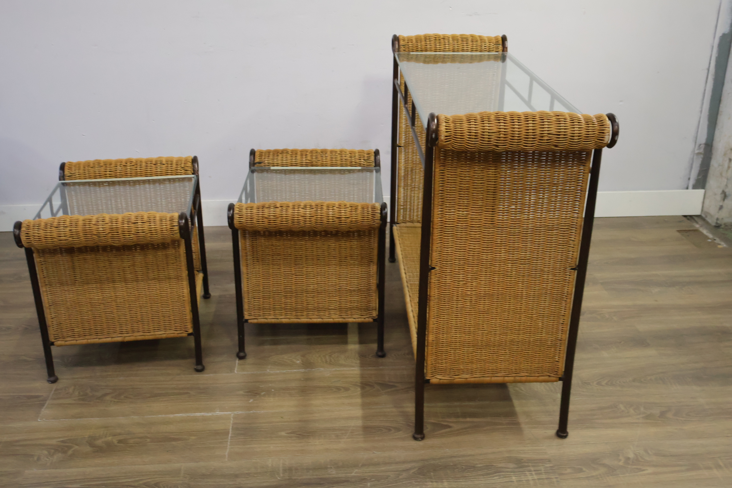 Set van drie rieten bijzettafels met glazen bladen – foto 7 – kavel bij GSD Auctions, Zoeterwoude