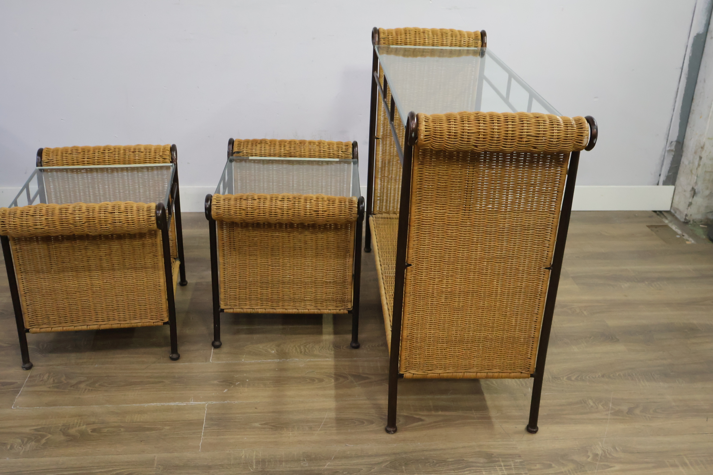 Set van drie rieten bijzettafels met glazen bladen – foto 8 – kavel bij GSD Auctions, Zoeterwoude