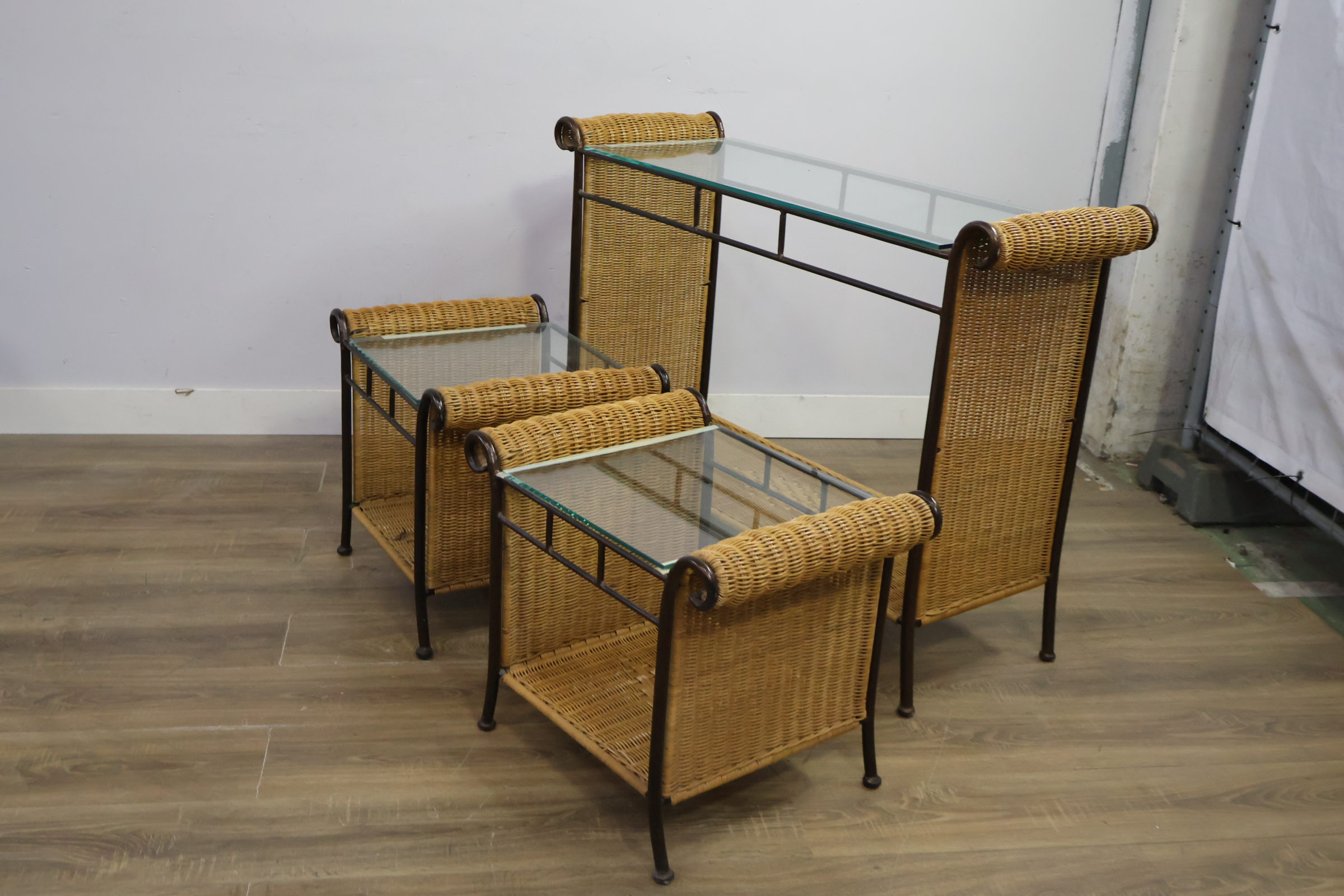 Set van drie rieten bijzettafels met glazen bladen – foto 10 – kavel bij GSD Auctions, Zoeterwoude