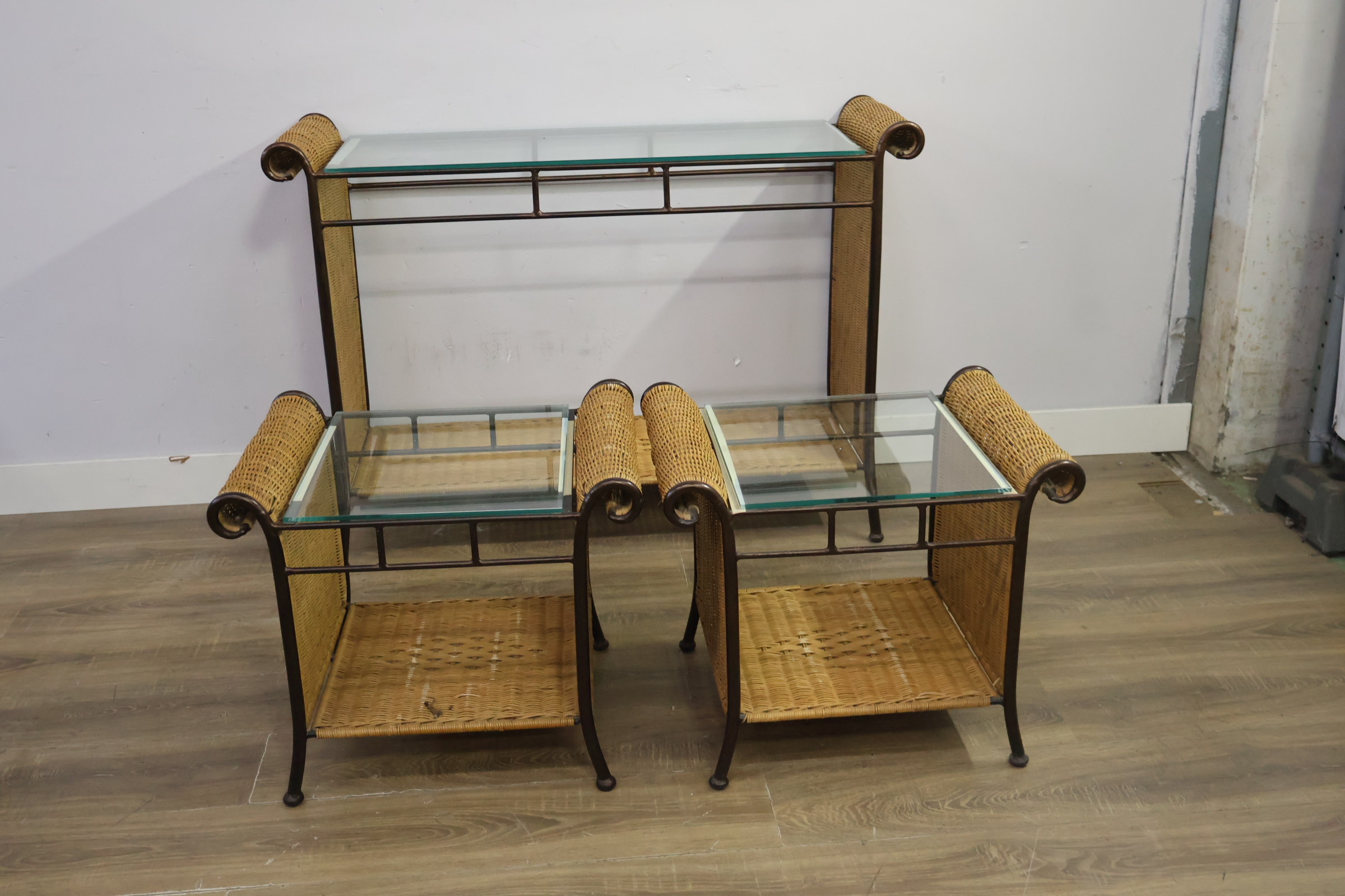 Set van drie rieten bijzettafels met glazen bladen – foto 11 – kavel bij GSD Auctions, Zoeterwoude