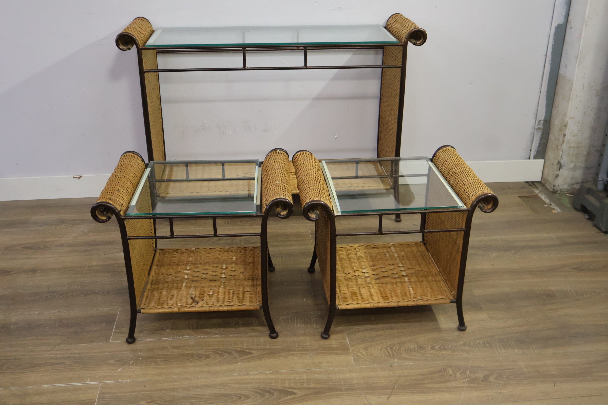Set van drie rieten bijzettafels met glazen bladen – foto 12 – kavel bij GSD Auctions, Zoeterwoude