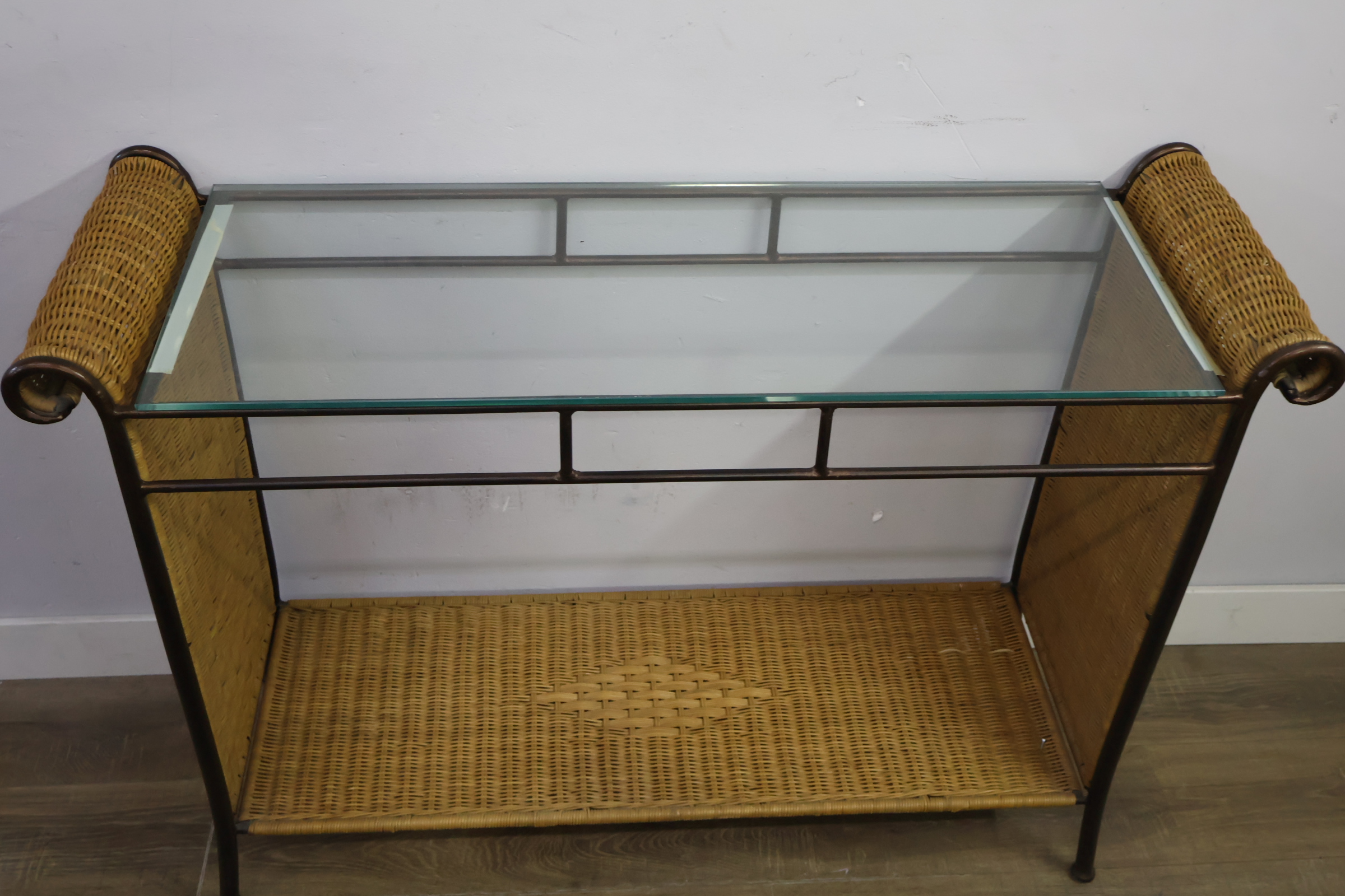 Set van drie rieten bijzettafels met glazen bladen – foto 13 – kavel bij GSD Auctions, Zoeterwoude