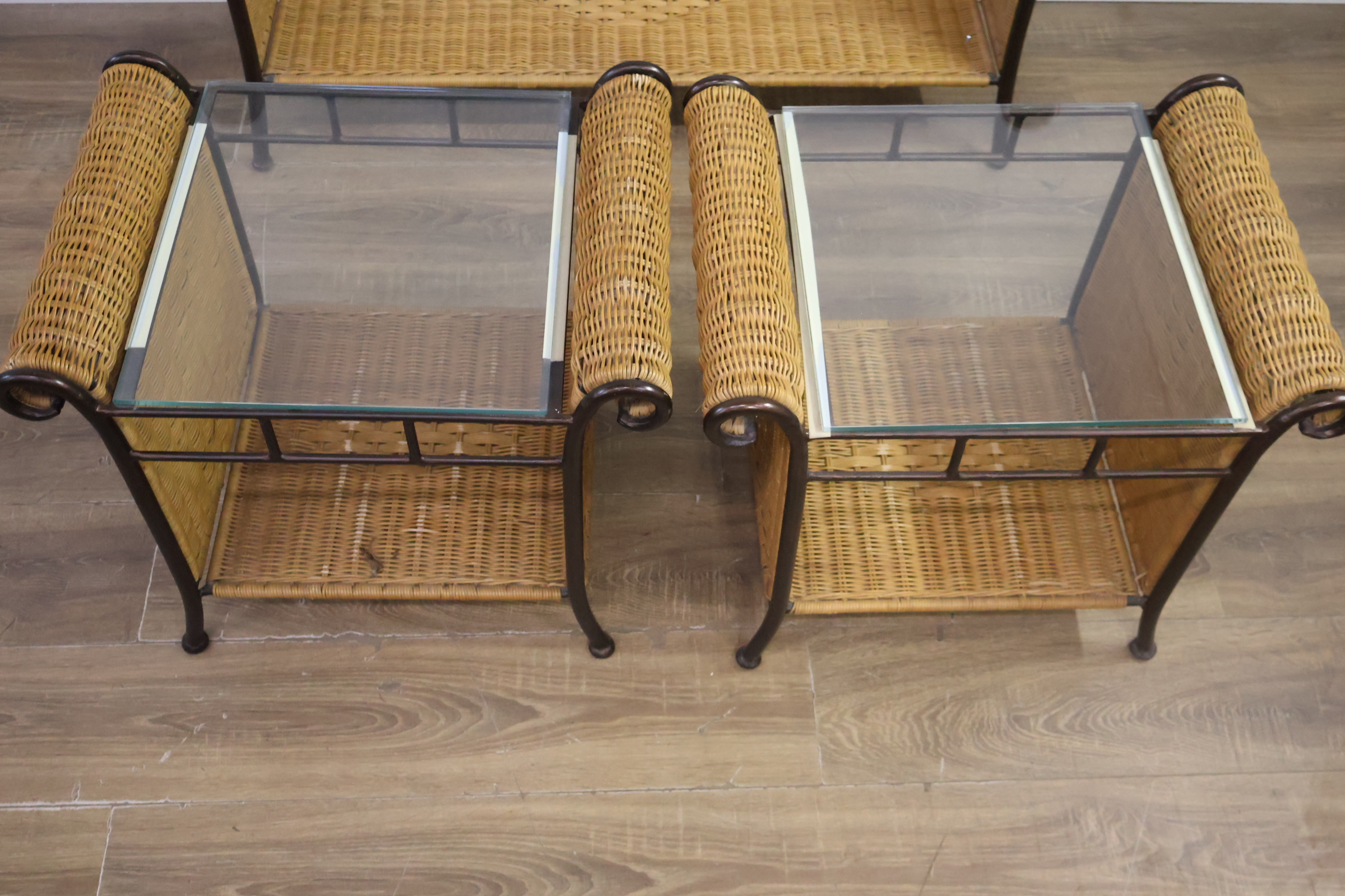 Set van drie rieten bijzettafels met glazen bladen – foto 14 – kavel bij GSD Auctions, Zoeterwoude