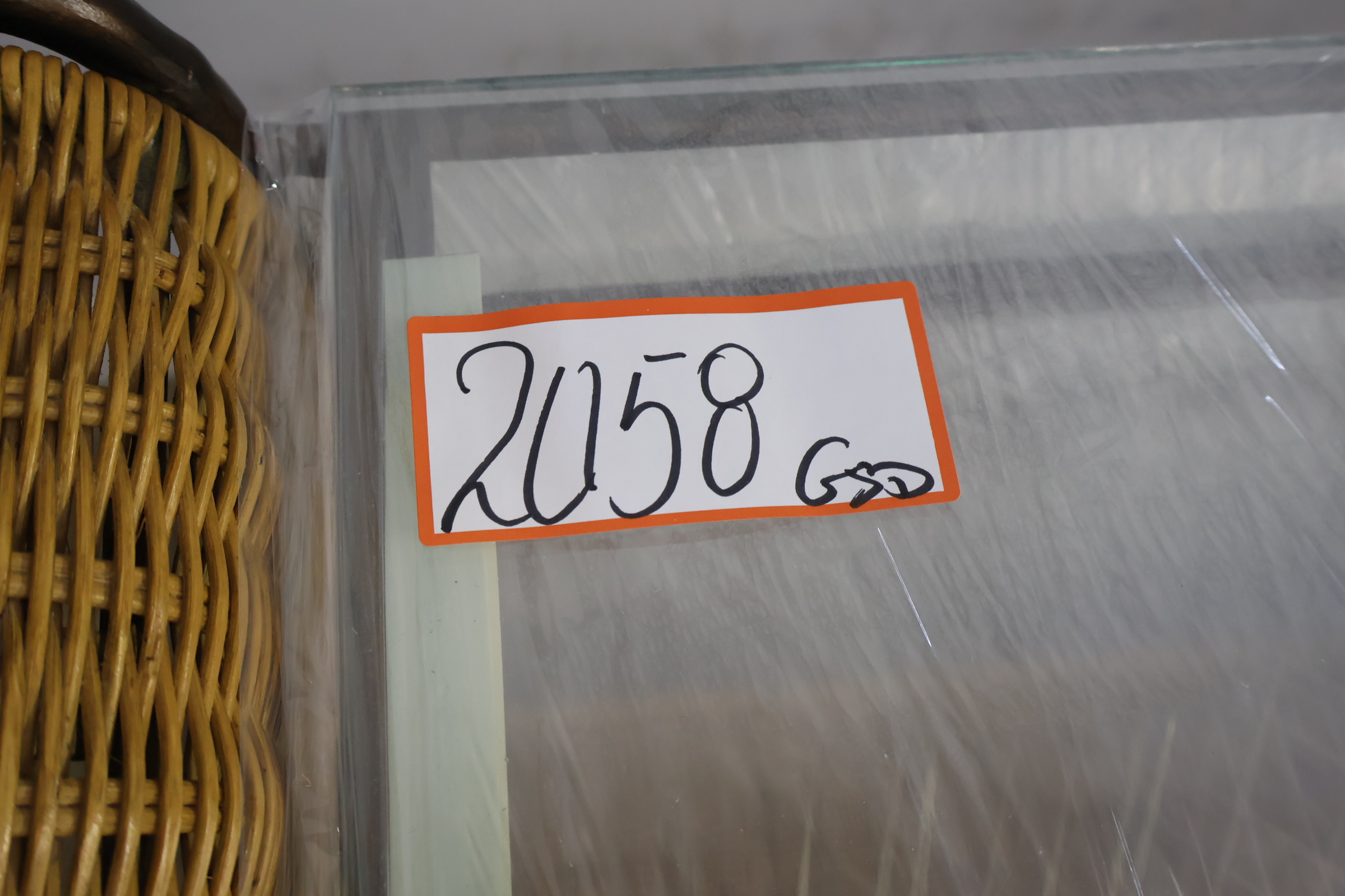 Set van drie rieten bijzettafels met glazen bladen – foto 21 – kavel bij GSD Auctions, Zoeterwoude
