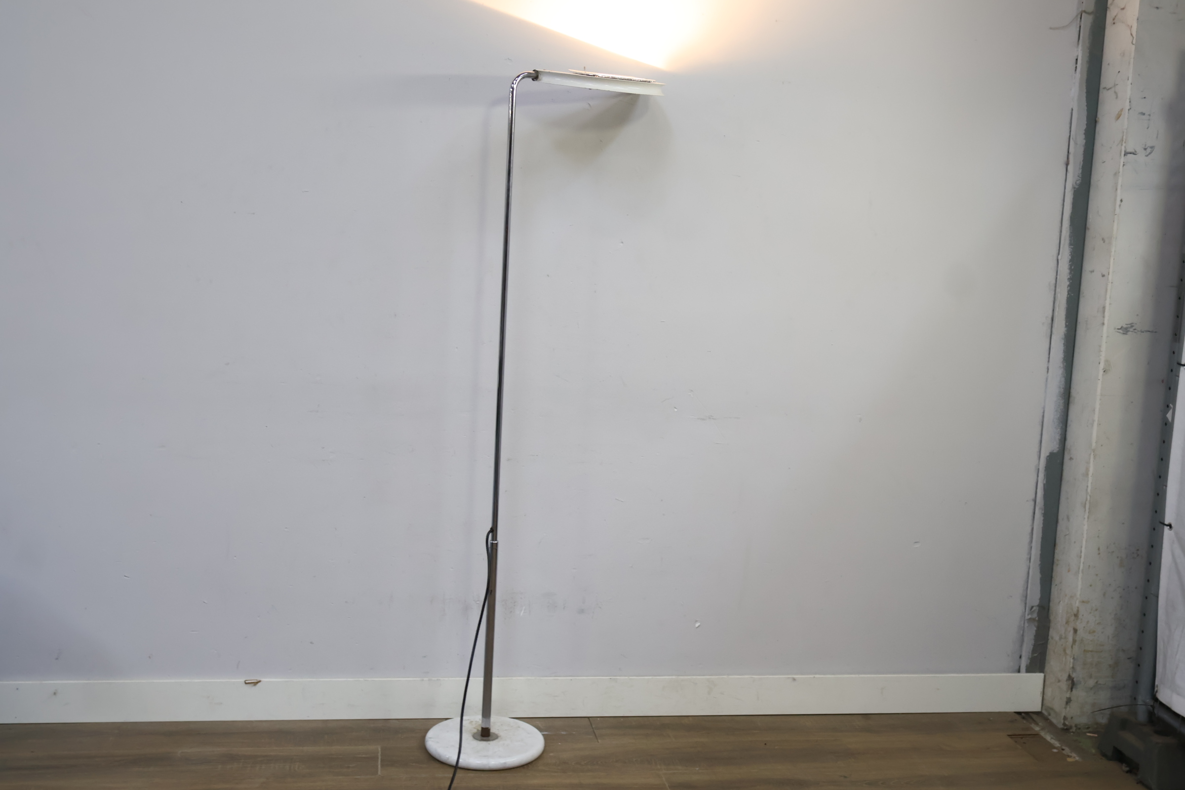 Staande vloerlamp met marmeren voet – foto 3 – kavel bij GSD Auctions, Zoeterwoude